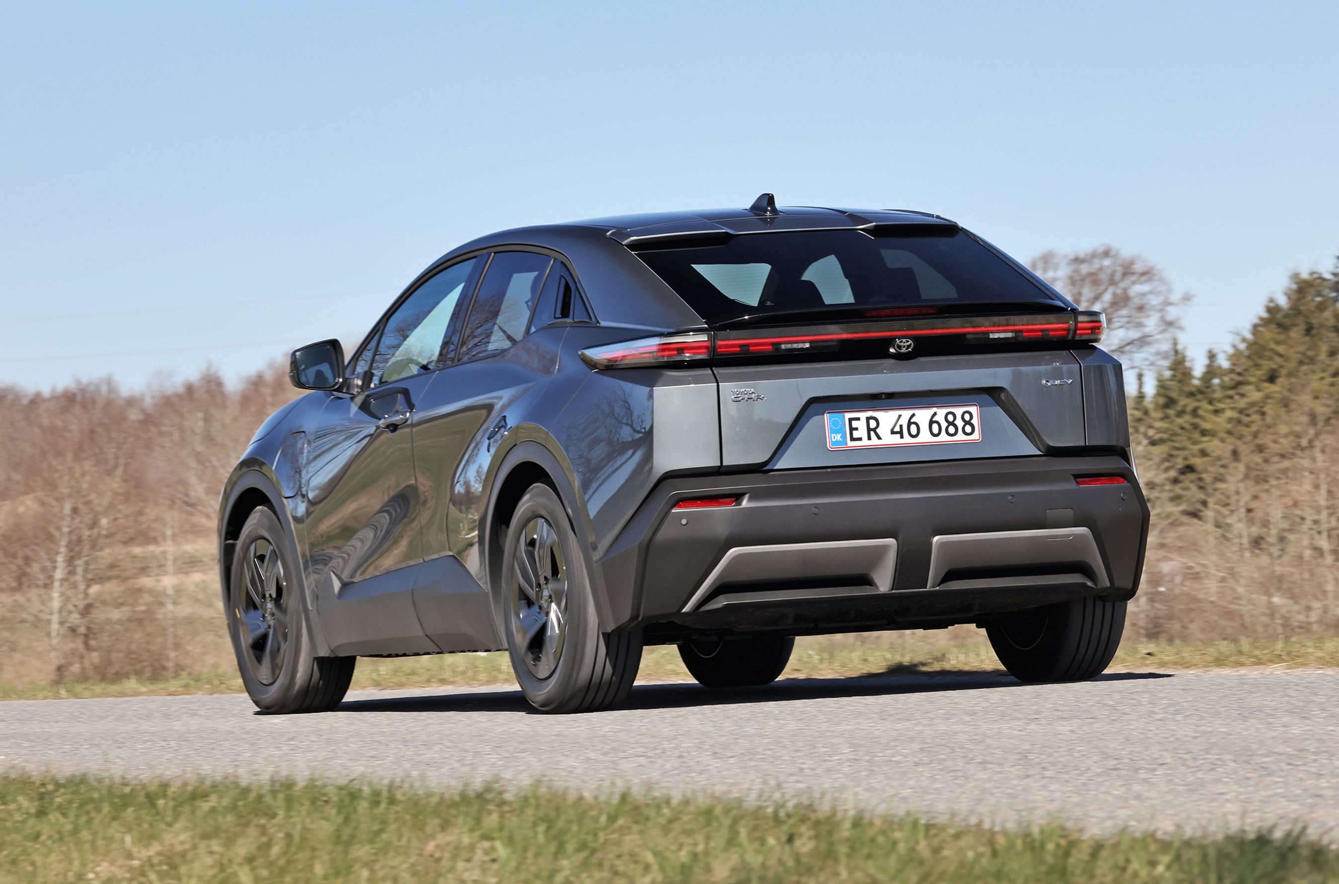 Toyota C-HR+ set bagfra, mens den kører på landevej