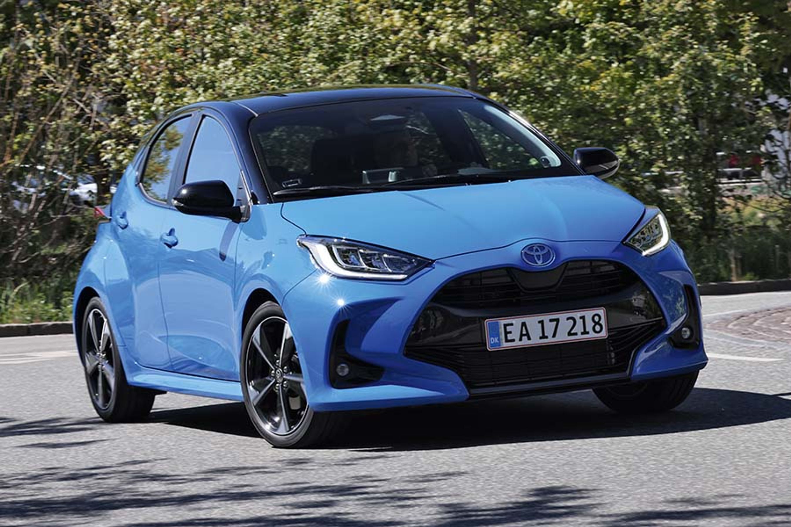 Toyota Yaris har fået et nænsomt facelift, der udvendigt primært kan ses på forlygterne, der nu har fået en ny LED-form til kørelyset.