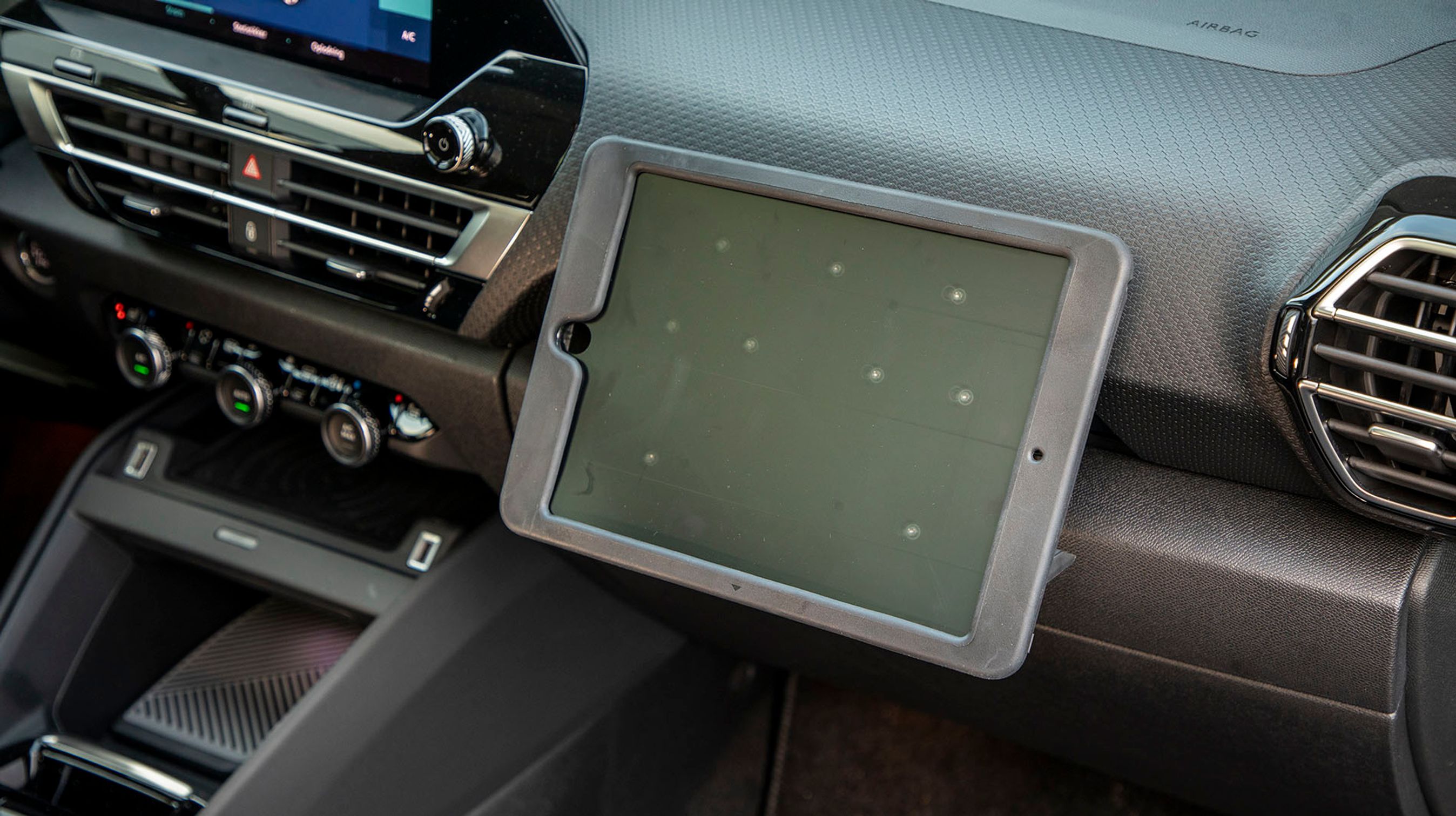 Citroën har skabt en nyhed med denne skærm, man kan montere foran forstolen. Så er der underholdning på række 1B, hvilket både børn og voksne kan sætte pris på. Når skærmen ikke er i brug, gemmes den let bort i en skuffe over handskerummet.