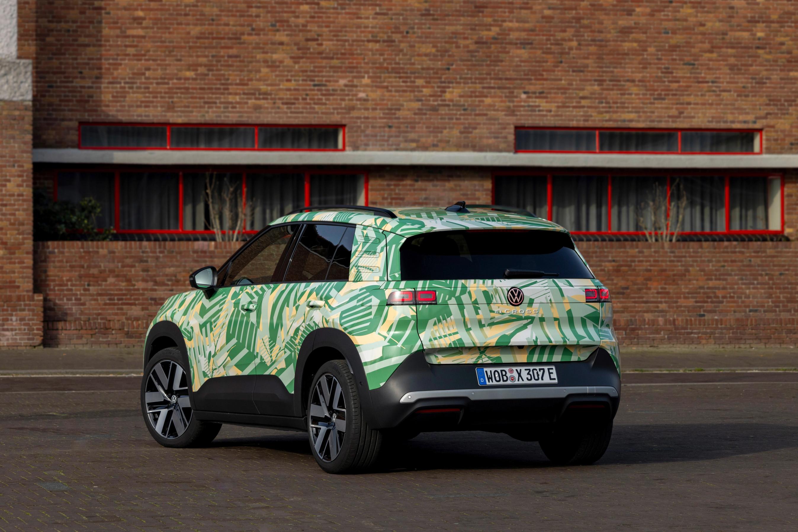 VW ID. Cross set bagfra med bygning i mursten i baggrunden