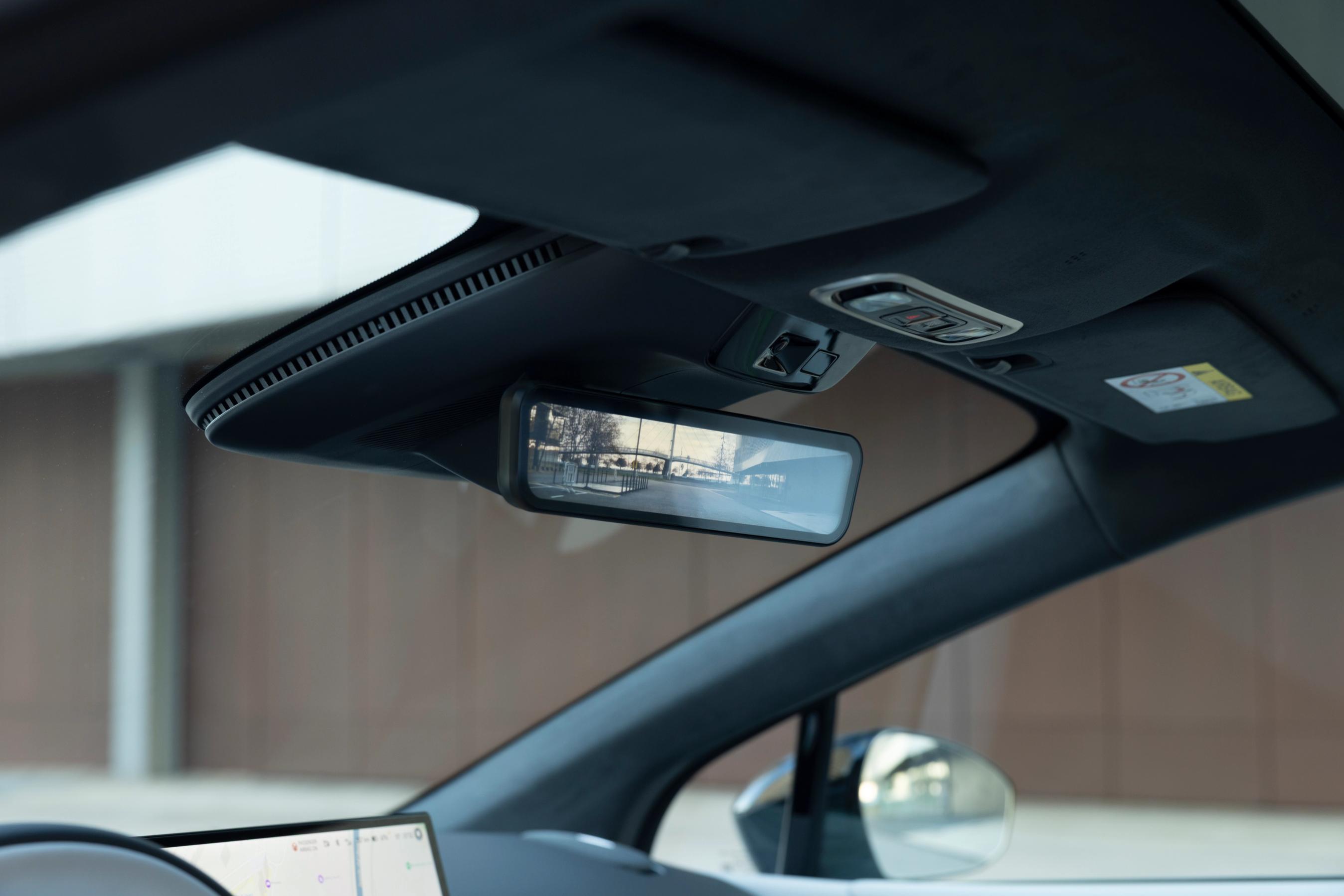 Bakspejl i en Xpeng P7+