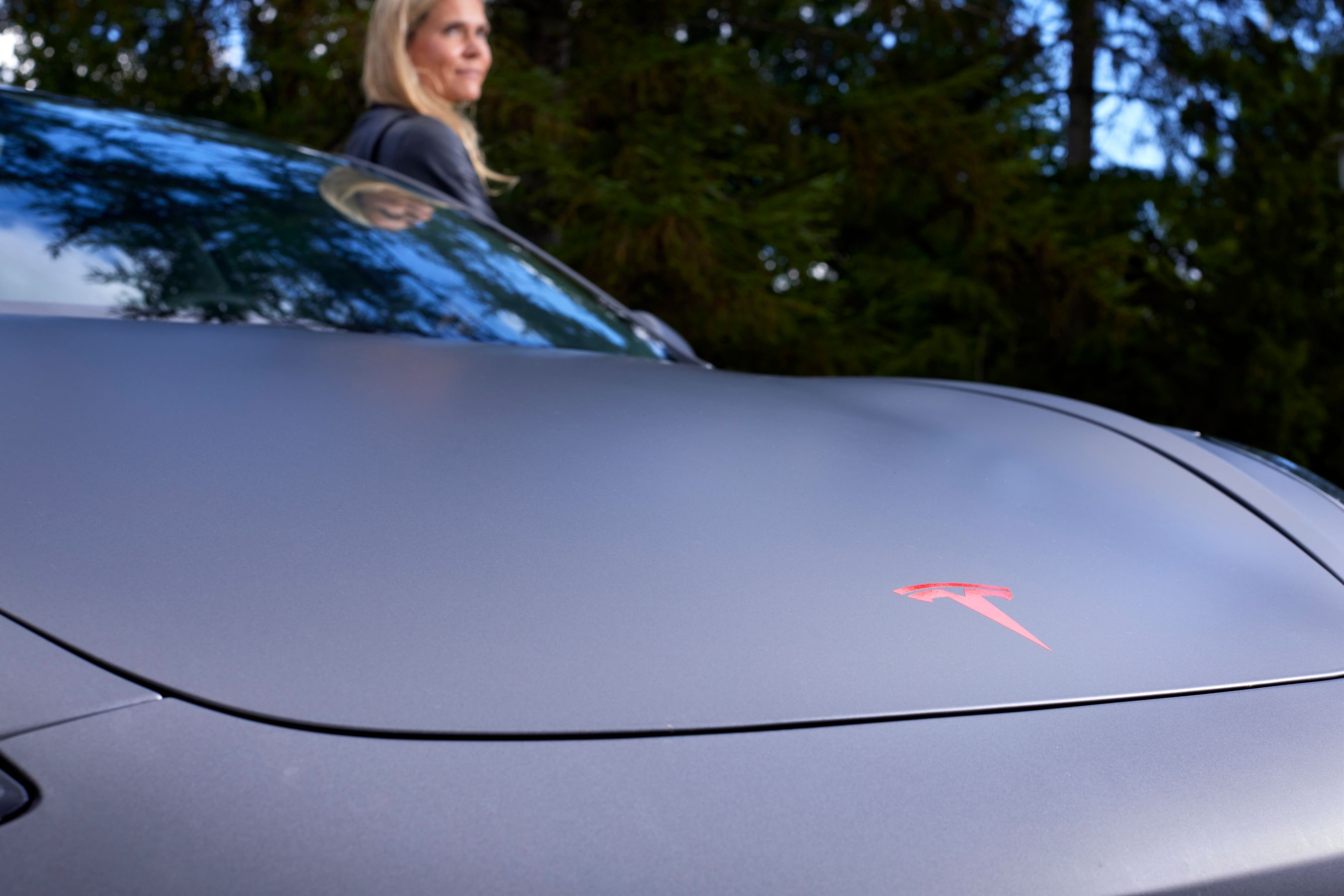 Inspirationen til det røde Tesla-logo fandt Mie Strømberg på nettet