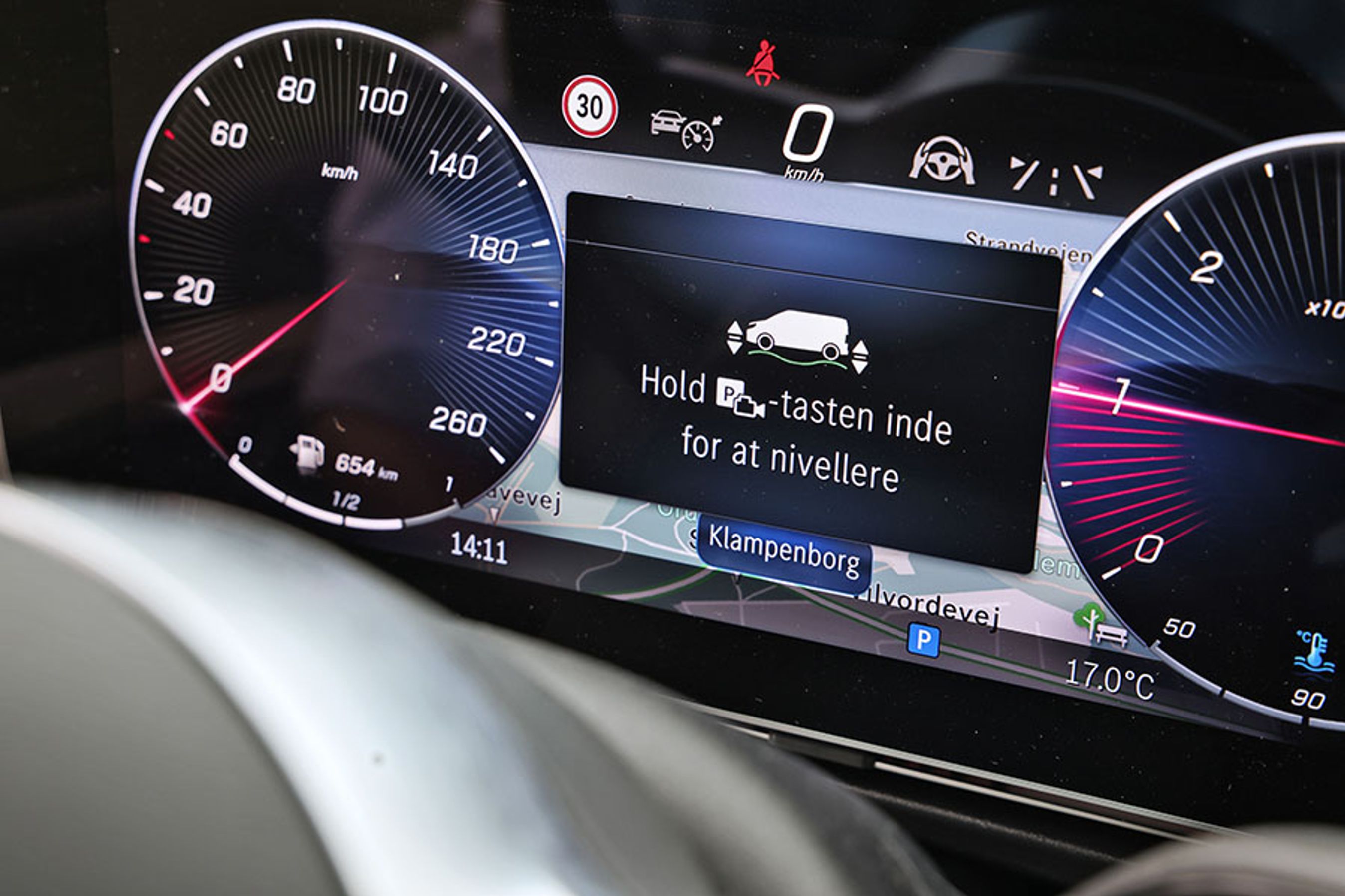 Det er smart, at man kan bede bilen om selv at nivellere undervognen, så man ligger helt plant, når man skal sove. Det kræver dog, at man har tilkøbt luftundervogn til ca. 60.000 kr.