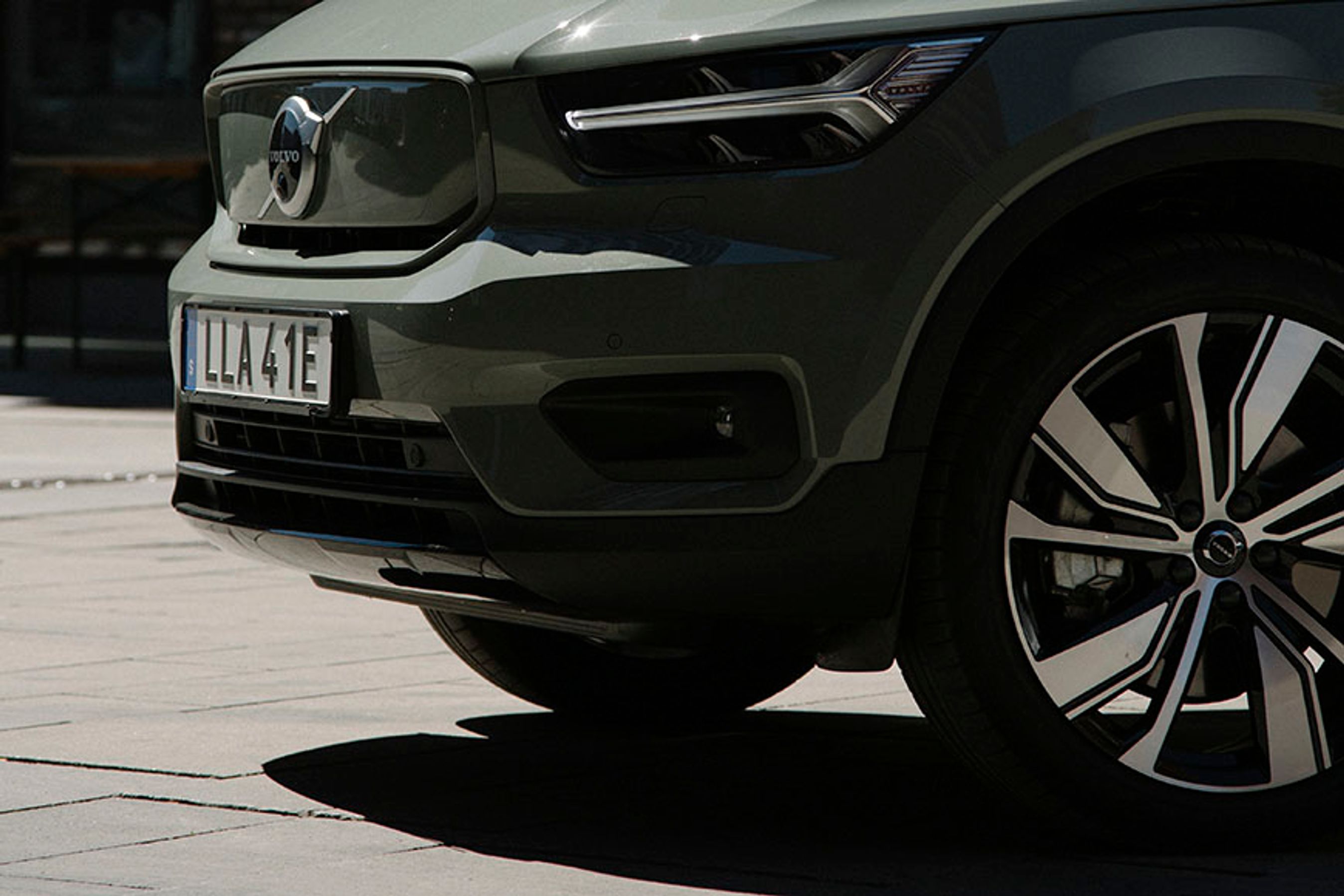 Volvo XC40 Recharge Twin kommer standard med 19-tommers helårsdæk. Man kan også bestille den med 20-tommer dæk, men så er det sommerdæk, og så skal man skifte til vinterdæk ved kørsel i vinterføre.