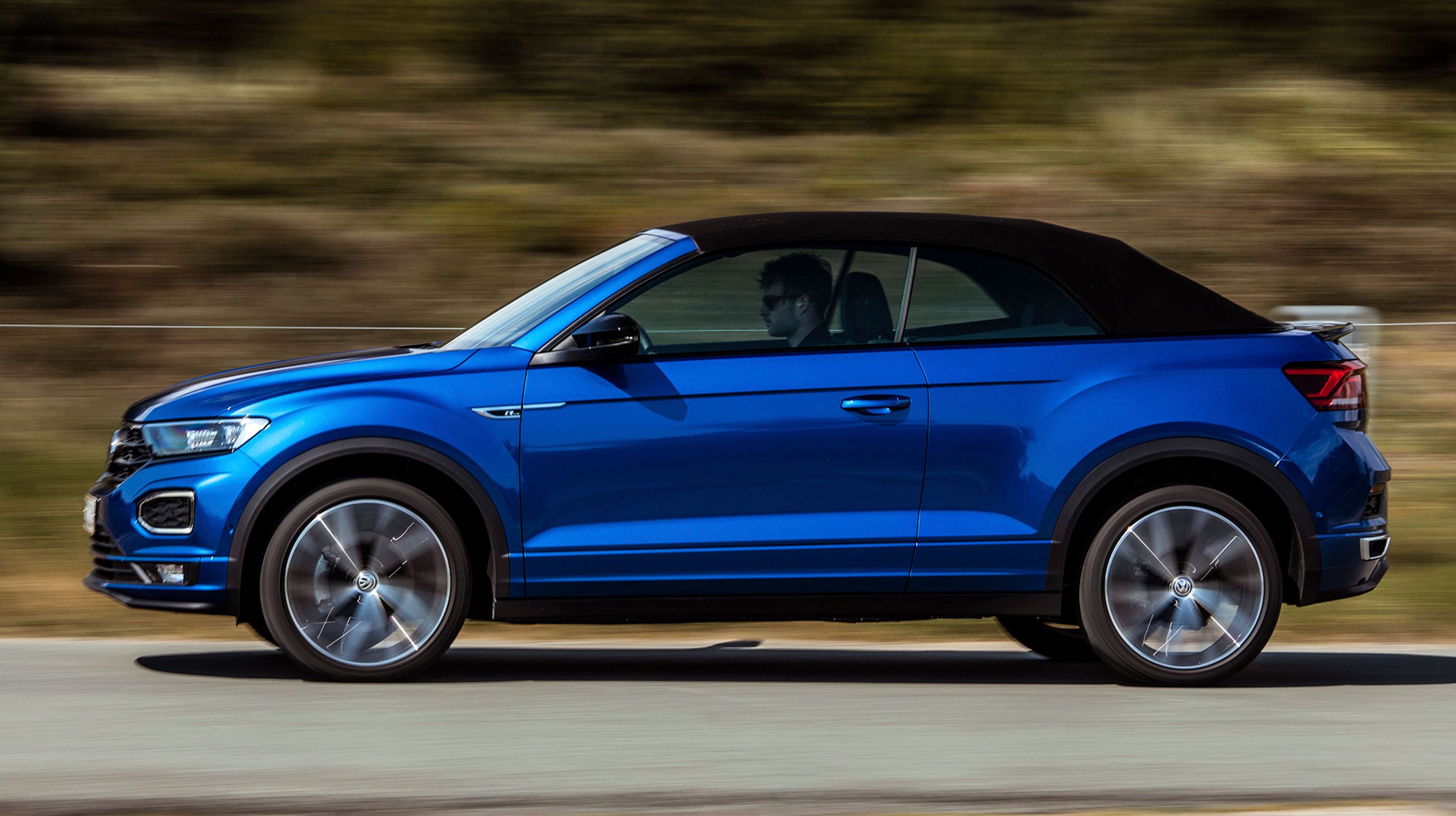 Fra siden ser stofkalechen flot ud, men den tager naturligvis en del af udsynet. Den kan åbnes på under 10 sekunder med hastigheder på op til 30 km/t.