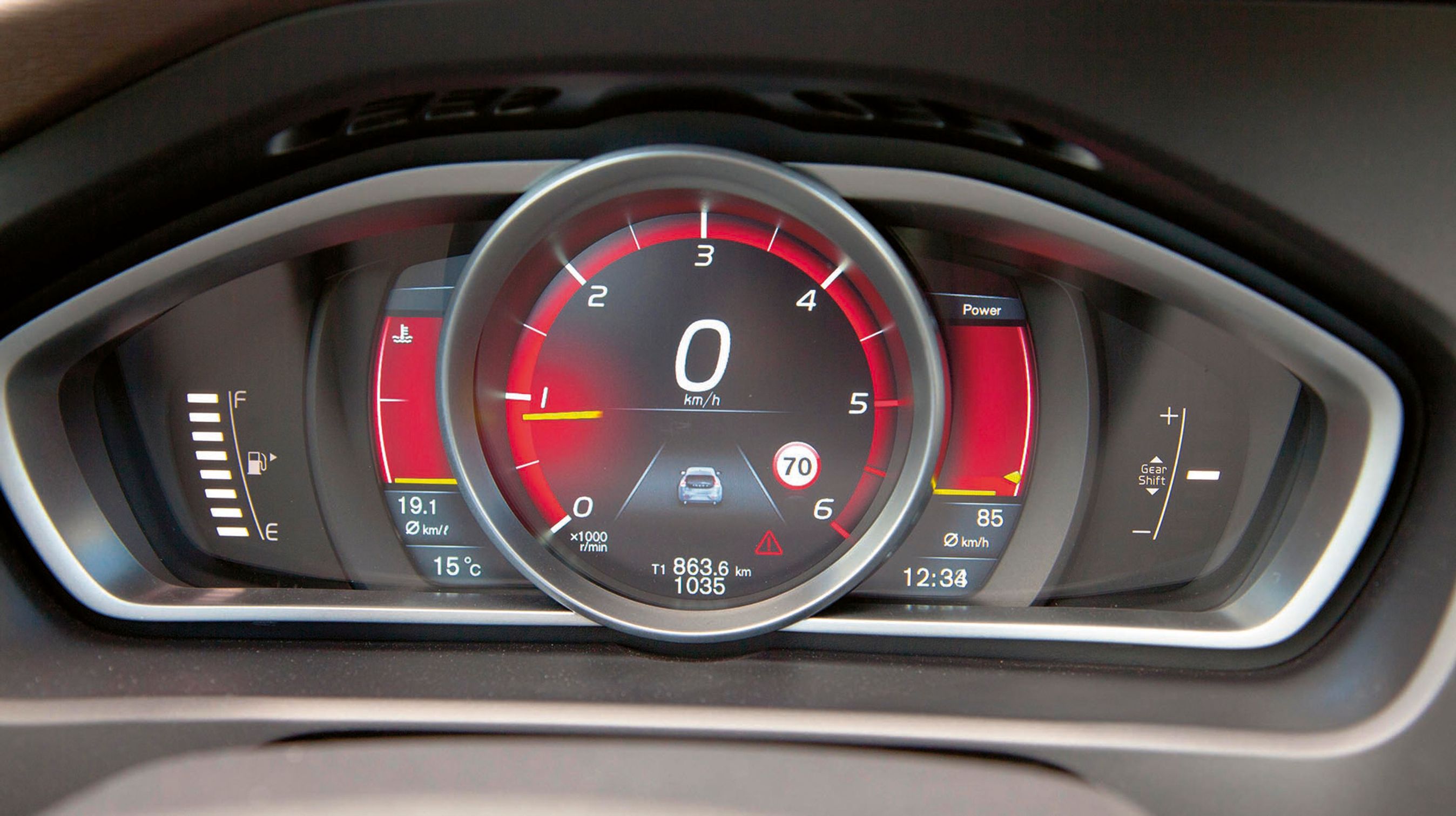 Displayet kan indstilles til tre temaer. Symbolet med hastighedsskiltet kommer via et kamera i forruden.