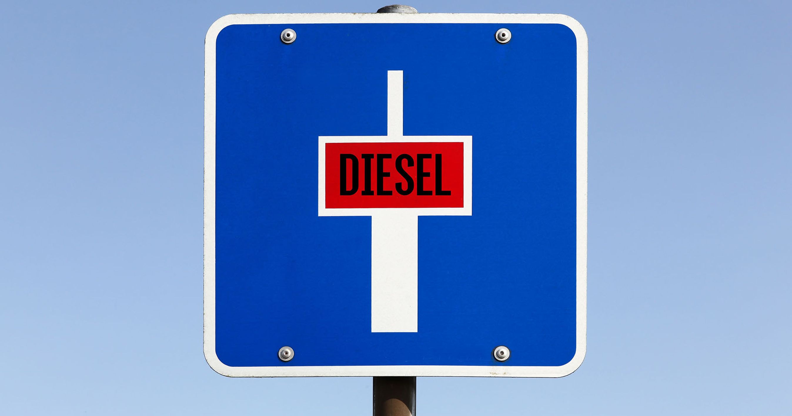 Skilt med blind vej, hvor der står diesel i den røde zone.