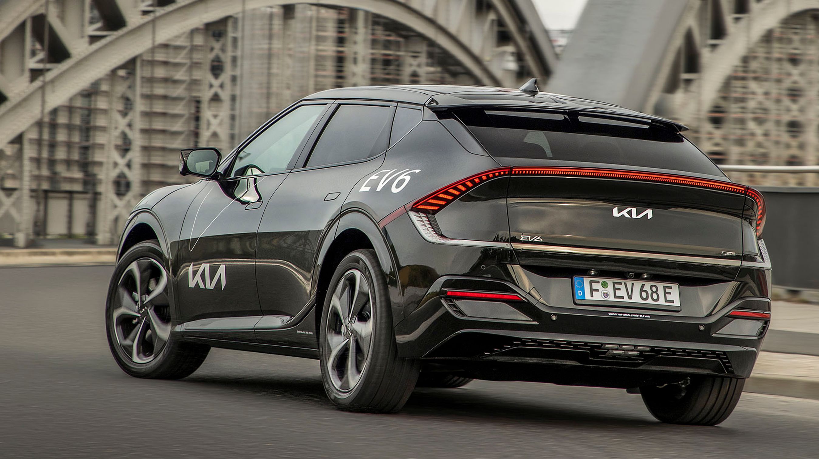 Baglygterne løber i hele bilens bredde under bagruden, og nederst fungerer de hvide bånd som blinklygter med løbelys. Bemærk den store spoiler og den manglende bagrudevisker.