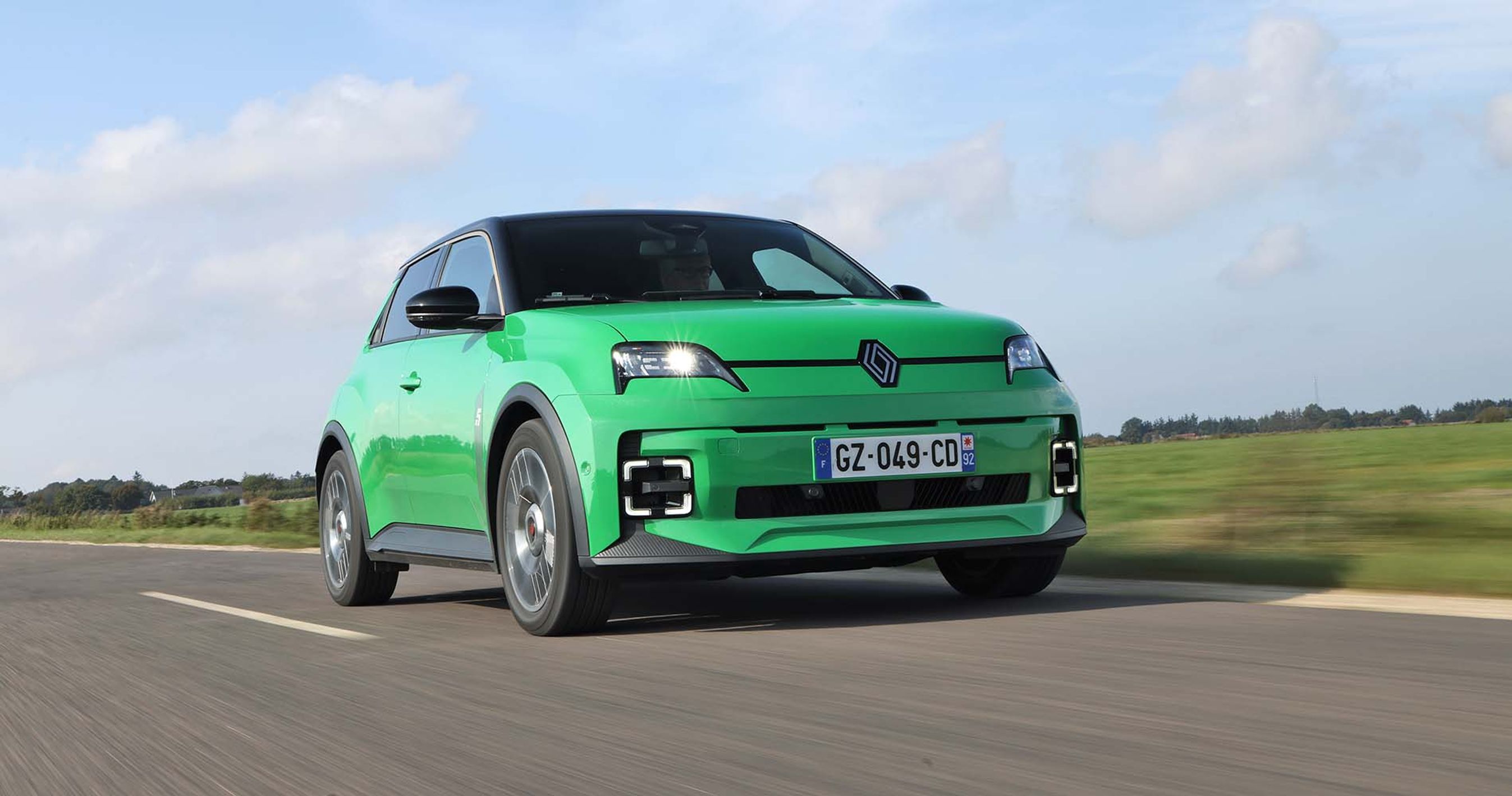 Grøn Renault 5 kører på vej