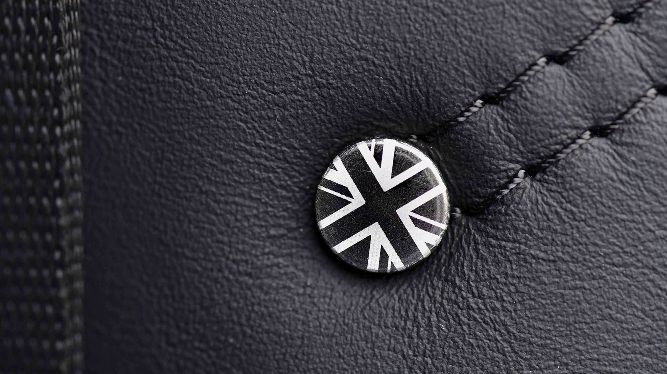 Det britiske flag ses overalt på bilen og skal huske alle på, at Mini er en britisk bil.