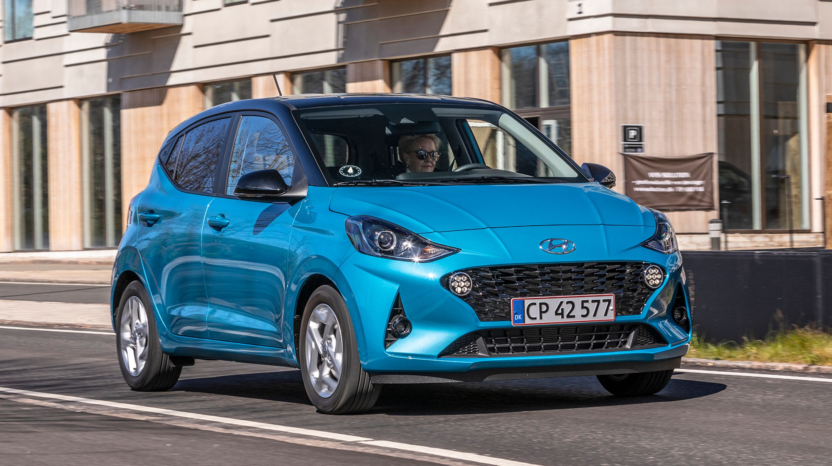 Hyundai i10 er en fornøjelse at køre i byen, hvor den er let at manøvrere og let at parkere. På motorvejen er bilen derimod på udebane, hvor særligt motorstøjen generer.