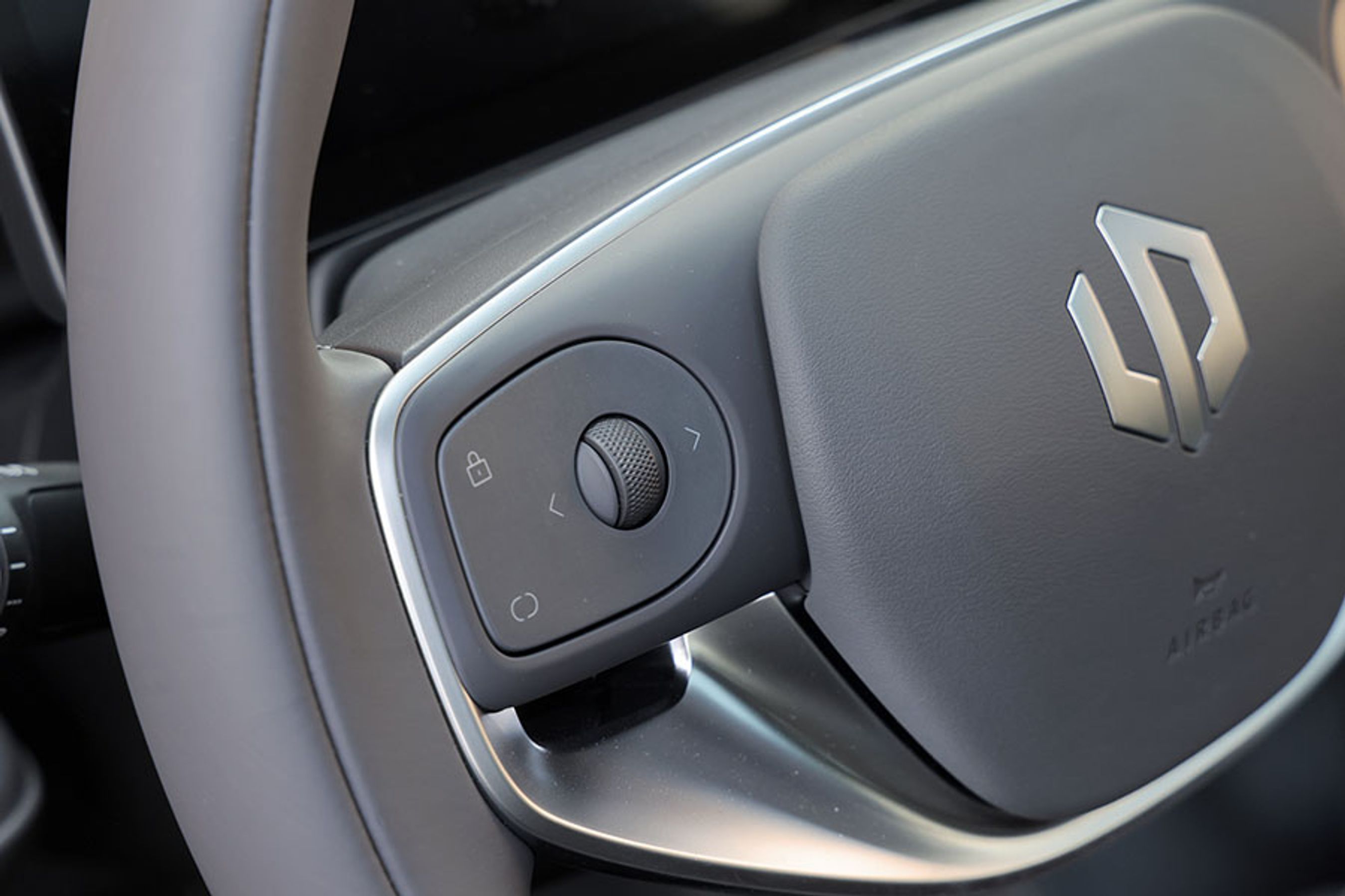 Leapmotor har kopieret Tesla, når det gælder justering af spejle. De har ikke egne knapper, men skal justeres via de anonyme rat-knapper, efter at man har aktiveret funktionen på skærmen.