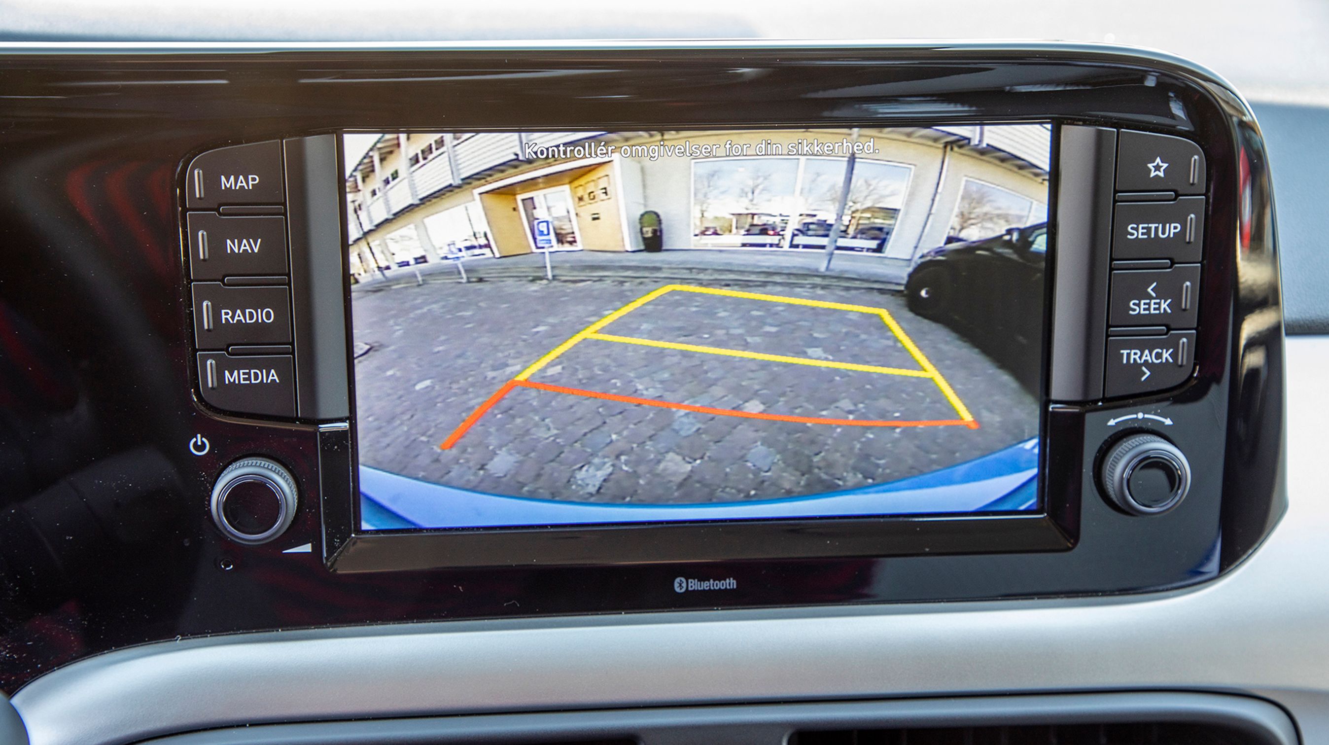 Et bakkamera er standard på topudgaven, Advanced. Kameraet er placeret ved det udvendige håndtag på bagklappen.