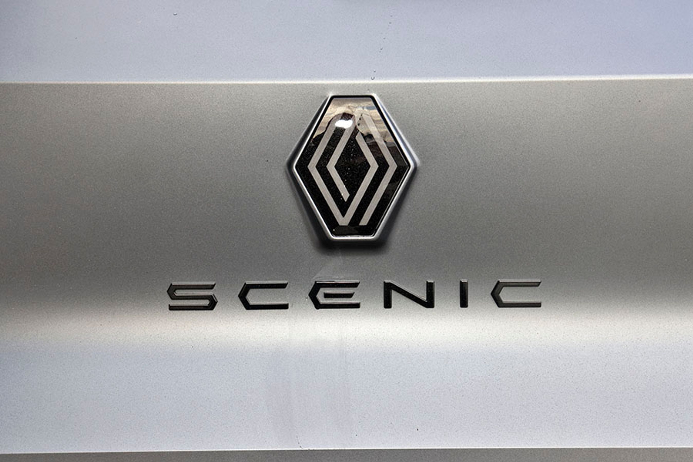 Der står blot SCENIC på bagklappen under det nye Renault-logo.