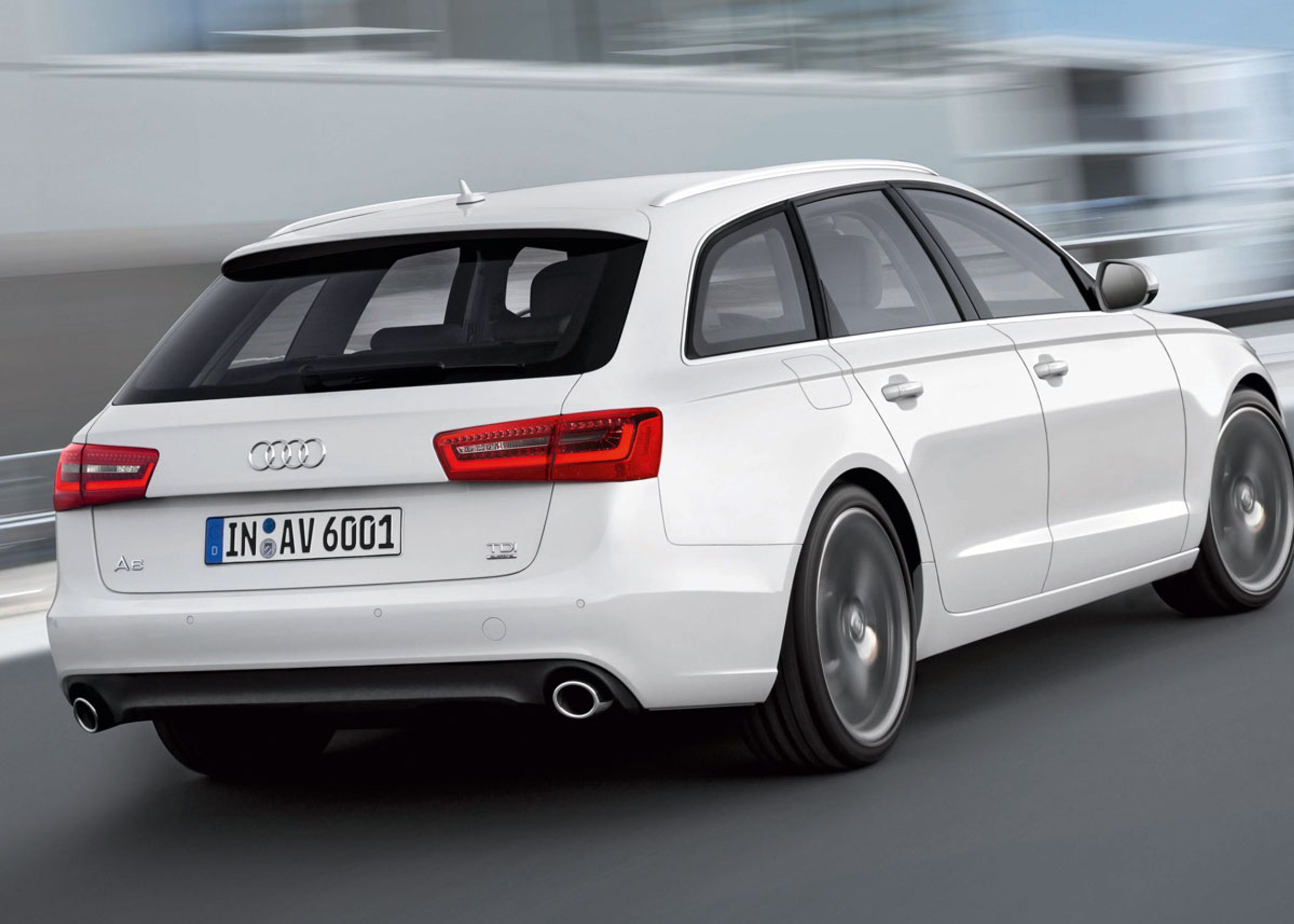 Taget på A6 Avant glider direkte over i den bageste hjørnestolpe, og bagpartiet har den klasisske skrå Audi-afslutning.