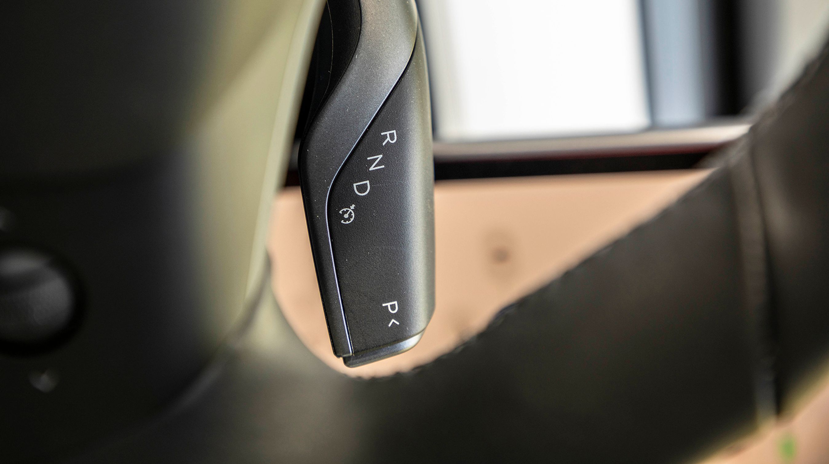 Til højre for rattet sidder gearvælgeren. Den er let at betjene.