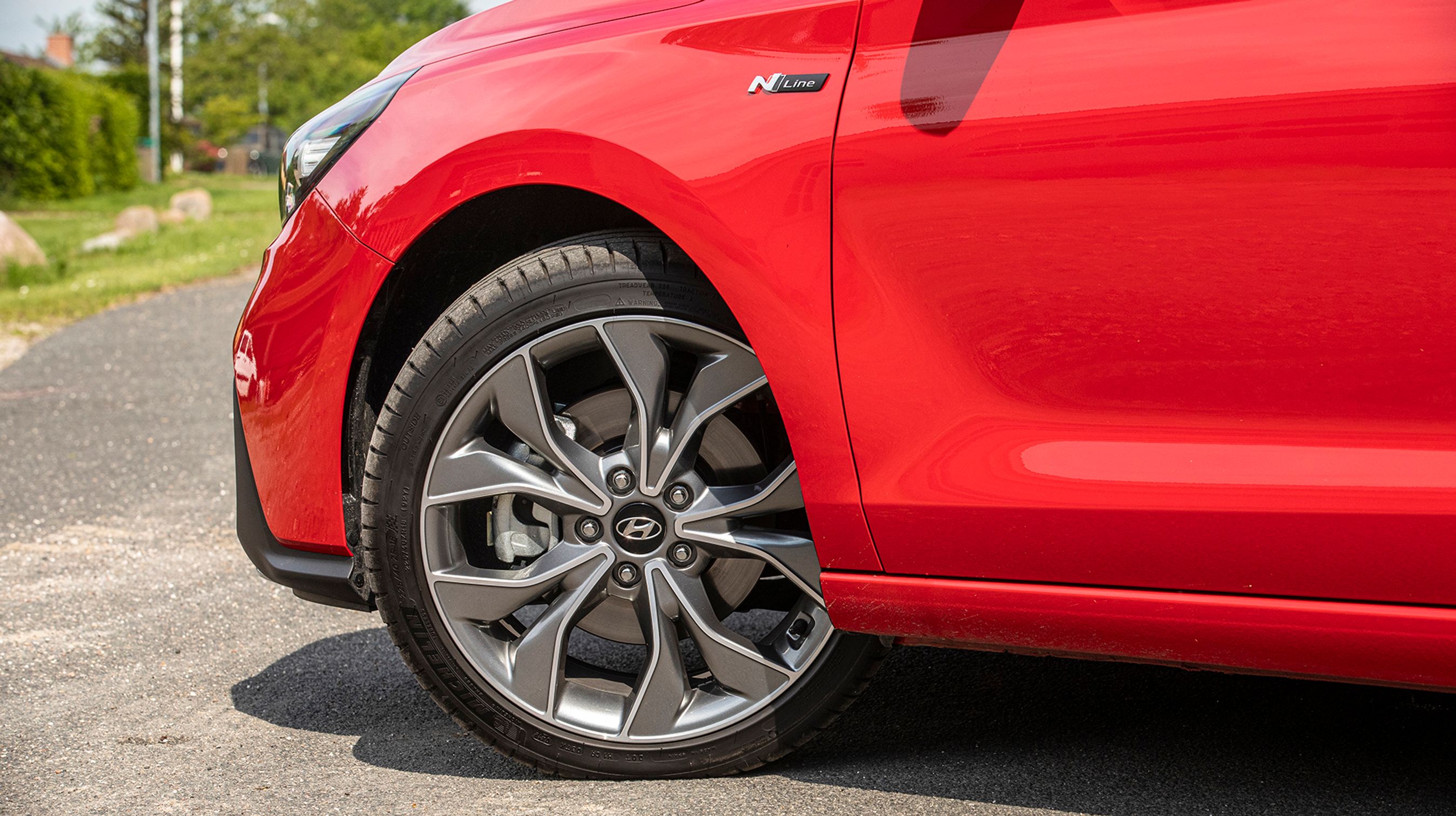 18”-fælge er standard på 1.4-liters benzin og dieseludgaverne af i30 N Line. Frygt ikke den store størrelse, for komforten er udmærket. Vælger du basismotoren på 1-liter, er fælgene på 17” i stedet.