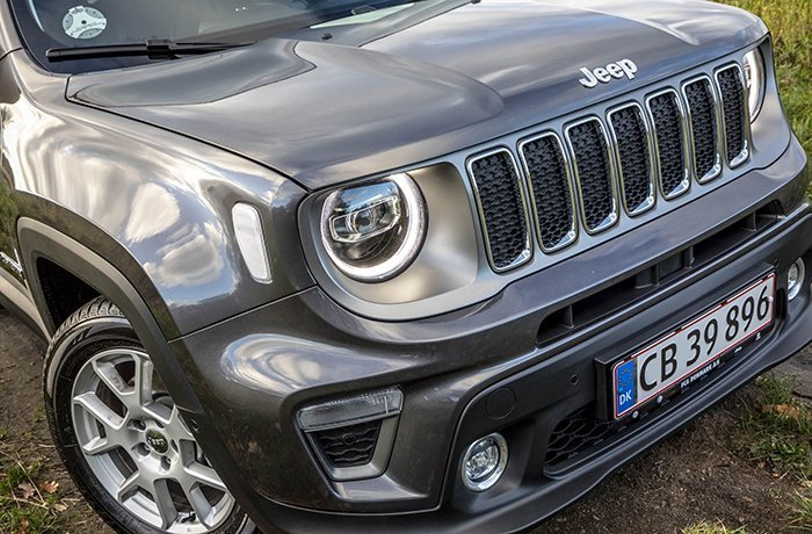 LED-forlygterne på Jeep Renegade giver kant til et ikonisk design. 