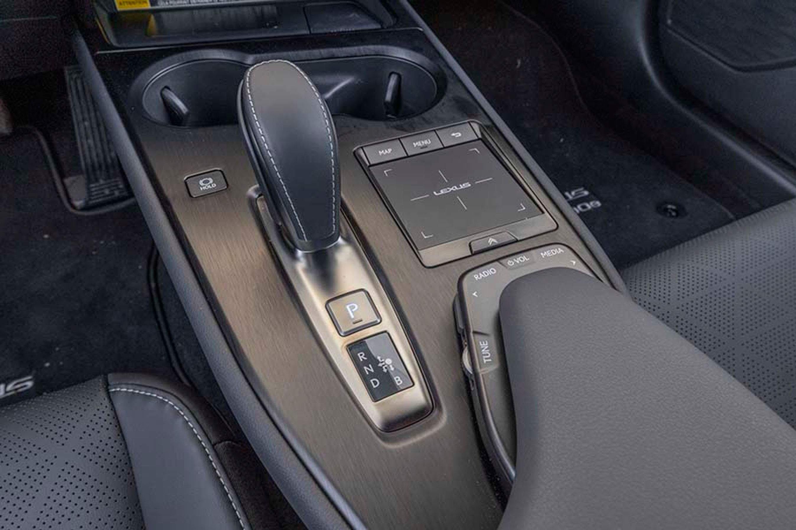 Gearstangen er af den moderne elektroniske type, der selv springer i P, når turen er slut. Pegefeltet til højre styrer en cursor på den store skærm, og den funktion skal man lige vænne sig til. Det er ikke den bedste løsning, vi har set.