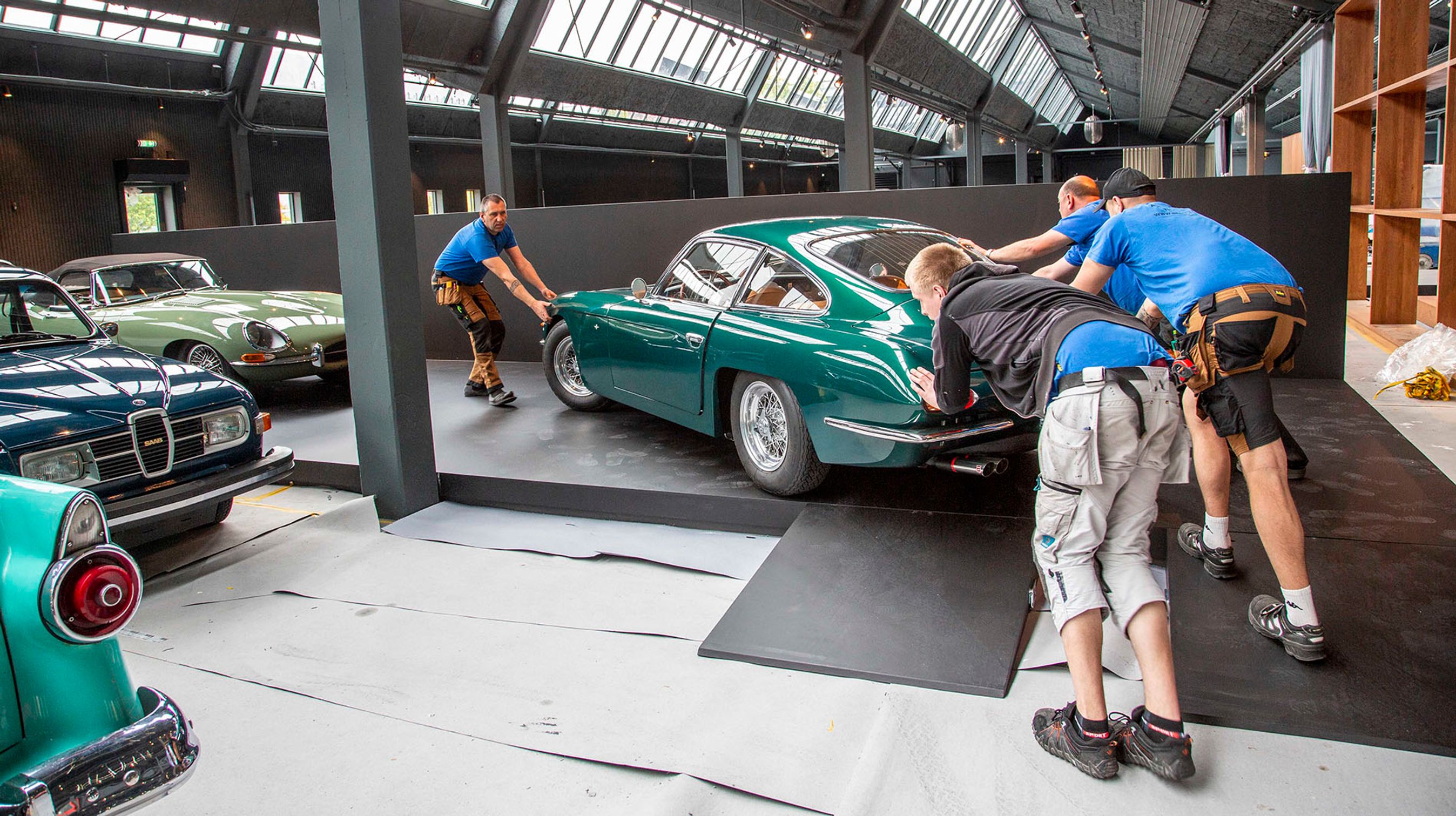 Bilernes placering er bestemt ikke tilfældig. Her er en af Haaning Collections nyanskaffelser, en Lamborghini 400 GT 2+2, ved at blive bakset på plads.