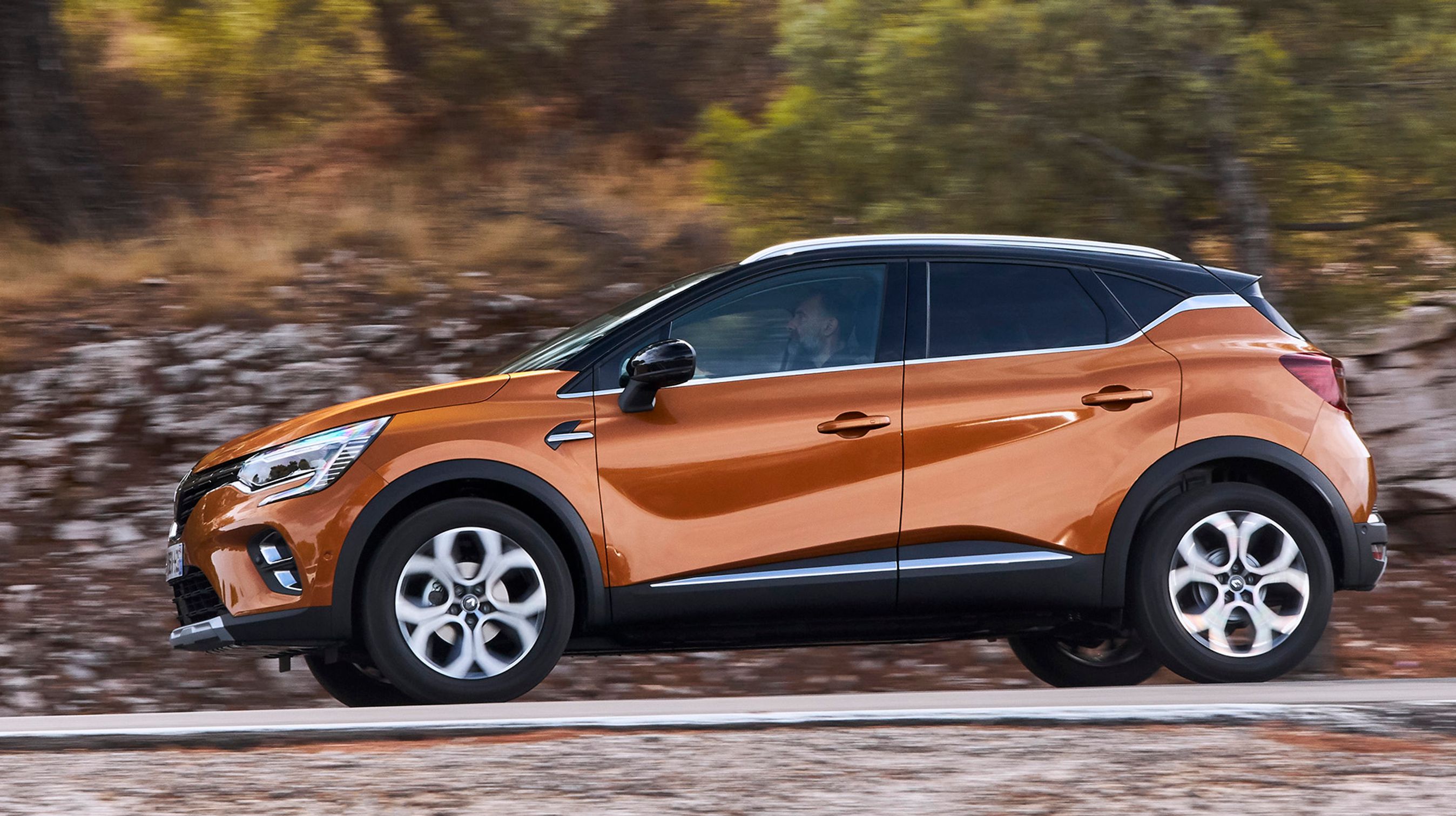 Captur er en mini-SUV med god plads til en familie. Bemærk, hvordan dørenes bredde er maksimeret, så de går fra forhjul til baghjul.