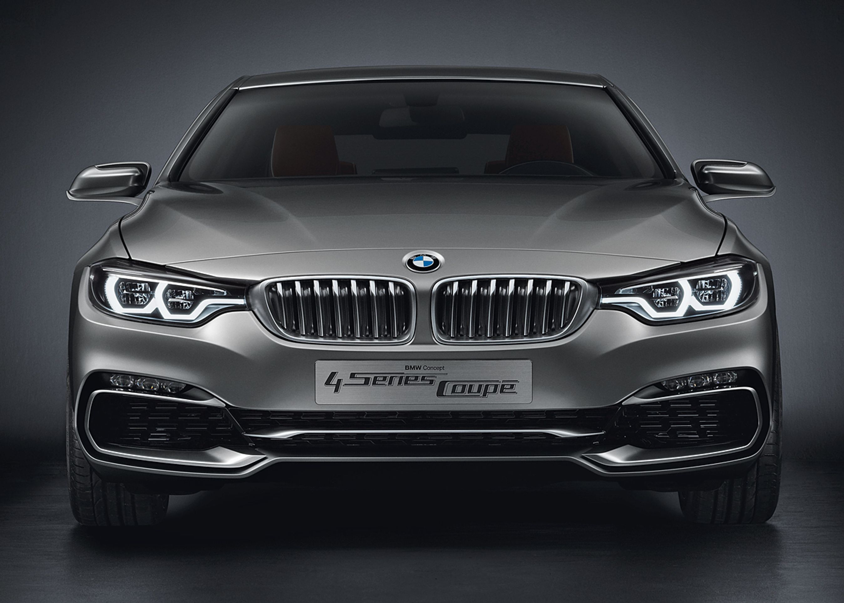 4-serien går videre med BMWs ikon-agtige design med de dobbelte nyrer og de dobbelte forlygter. De to elementer får her lov til at hænge helt sammen.