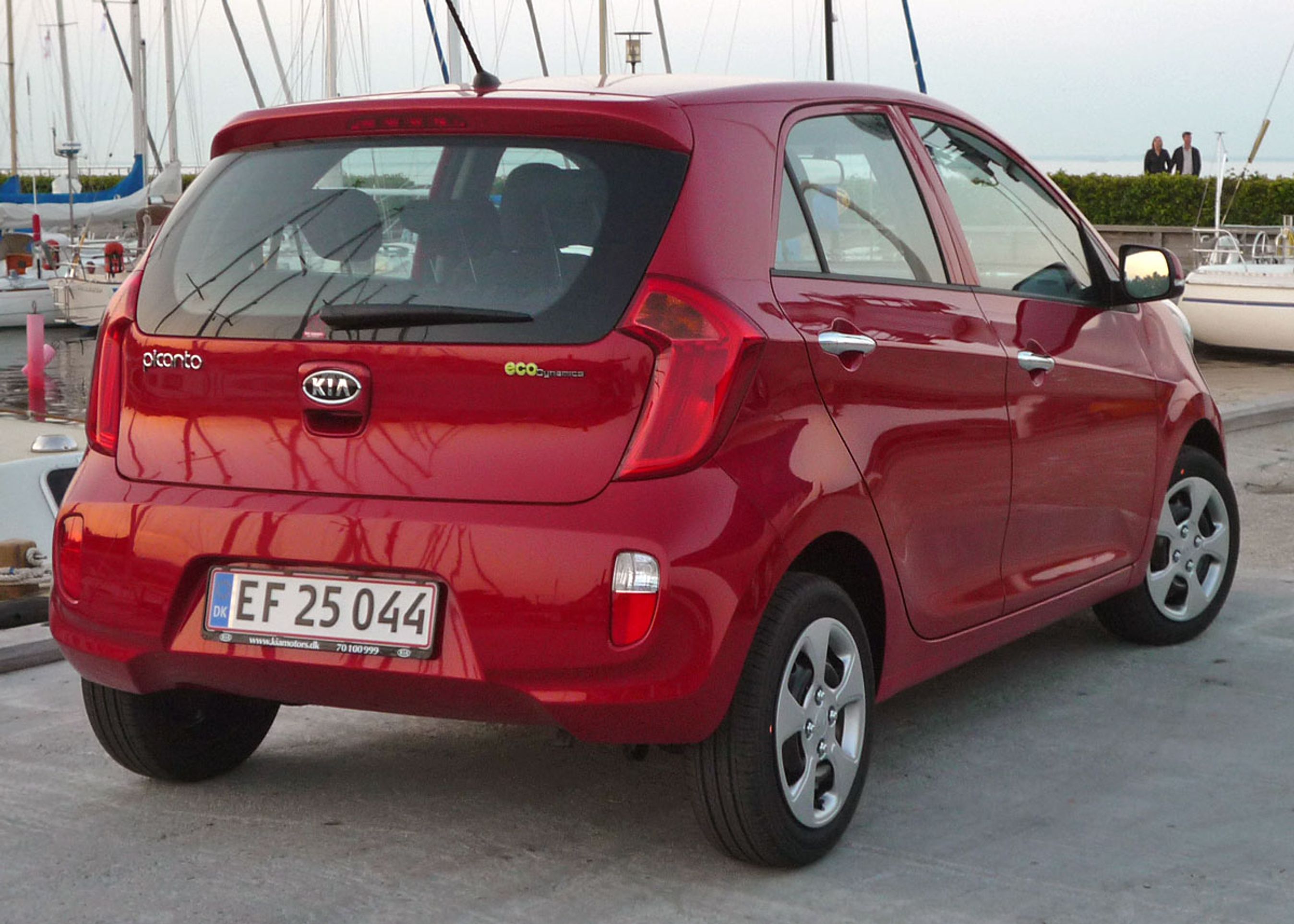 Picanto fås indtil videre kun som femdørs. Motors biltekniske redaktør, Søren W. Rasmussen, peger på denne model, 1.0 med Active-udstyr til knap 114.000 kr. som et af de bedste køb.