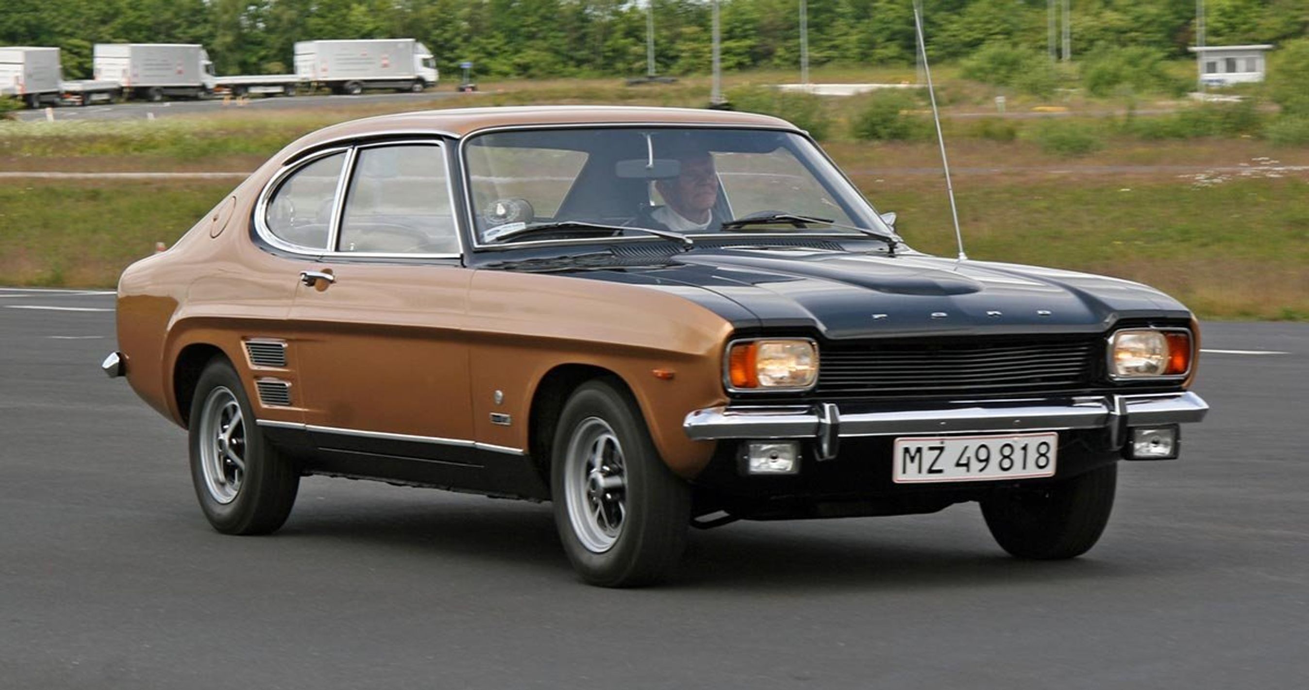 Klassisk Ford Capri på racerbane.