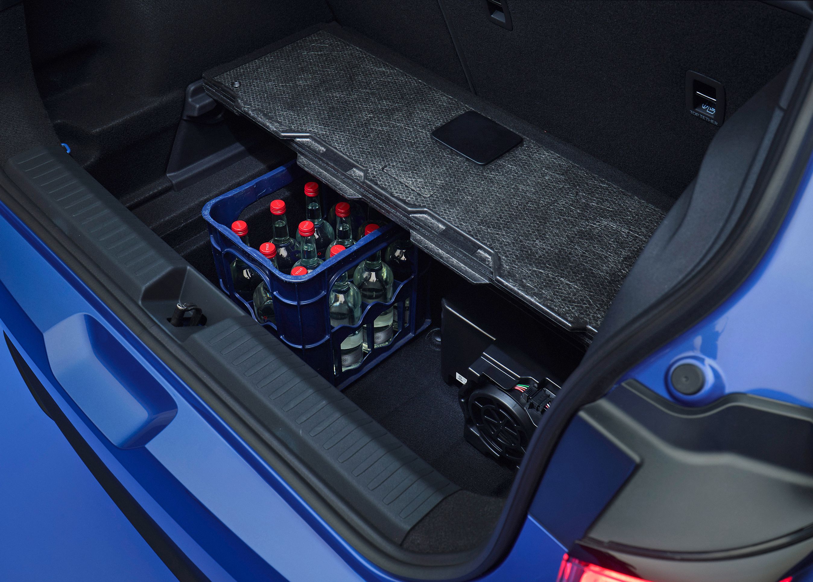 Rum under bagagerummet med sodavandskasse.