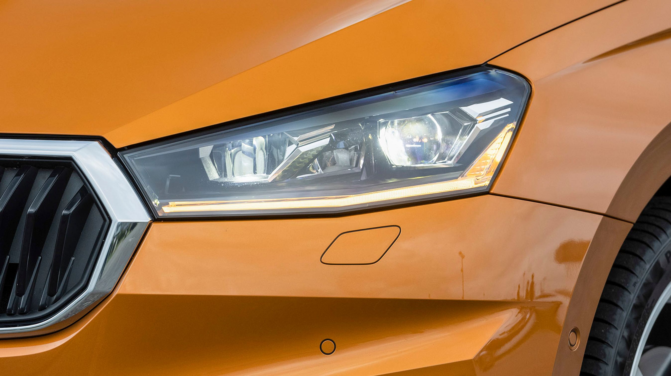 Alle udgaver har LED-forlygter, men der er to niveauer, hvor de mest avancerede har kraftigere lys samt automatisk op- og nedblænding.