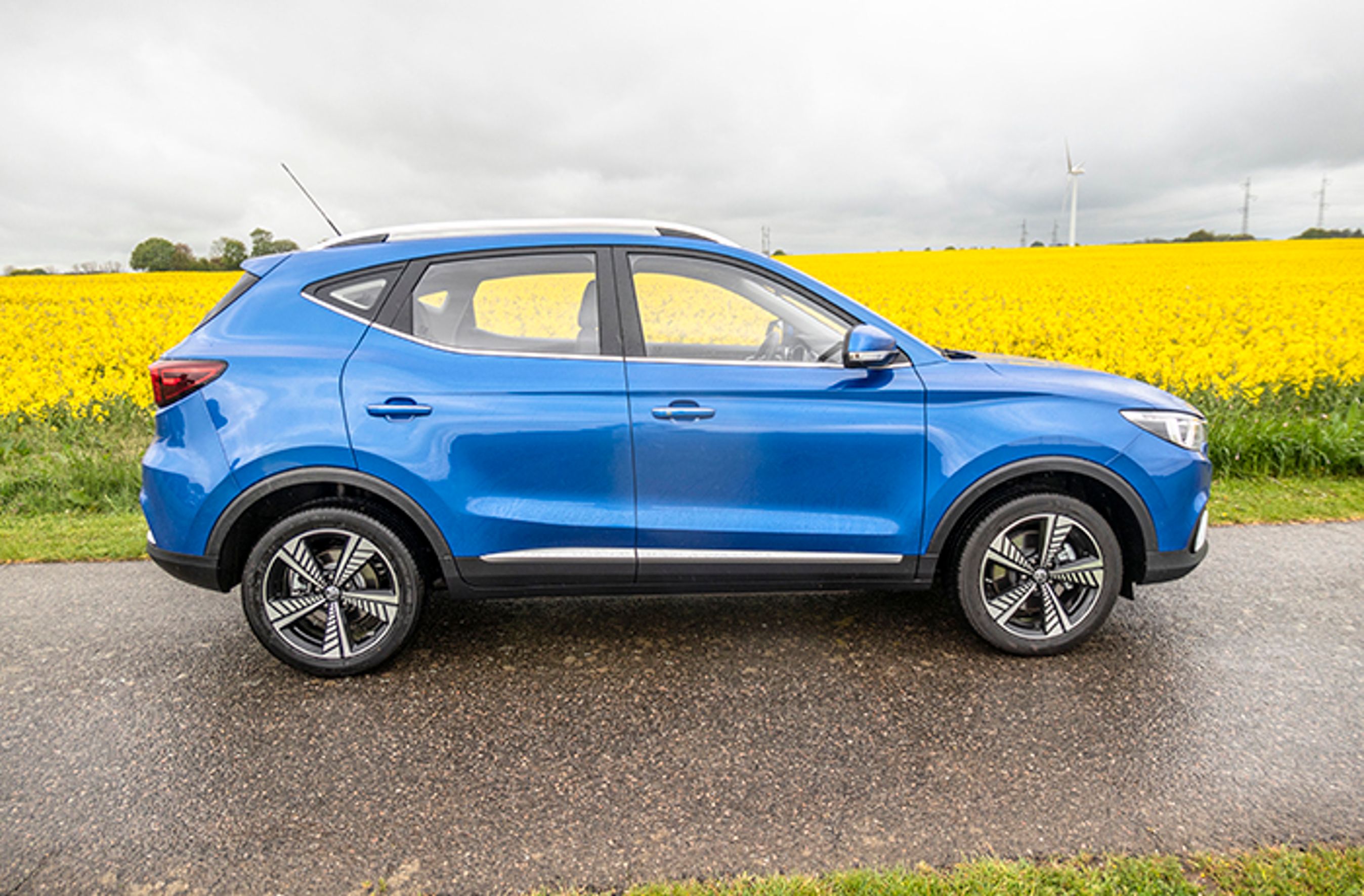 Akselafstanden er forholdsvis lille i forhold til totallængden, og selv med 17-tommerhjul her i Luxury-udgaven er der langt op til hjulkasserne.