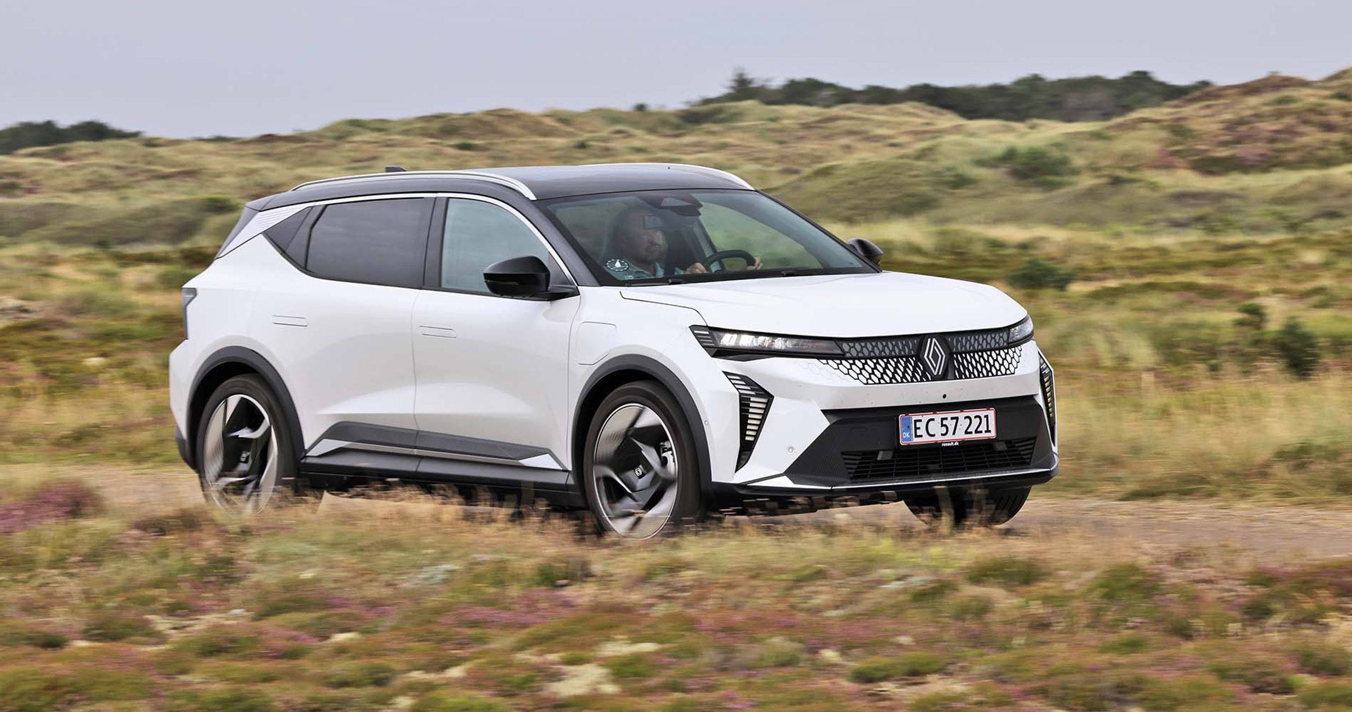 Hvid Renault Scenic kører i klitlandskab