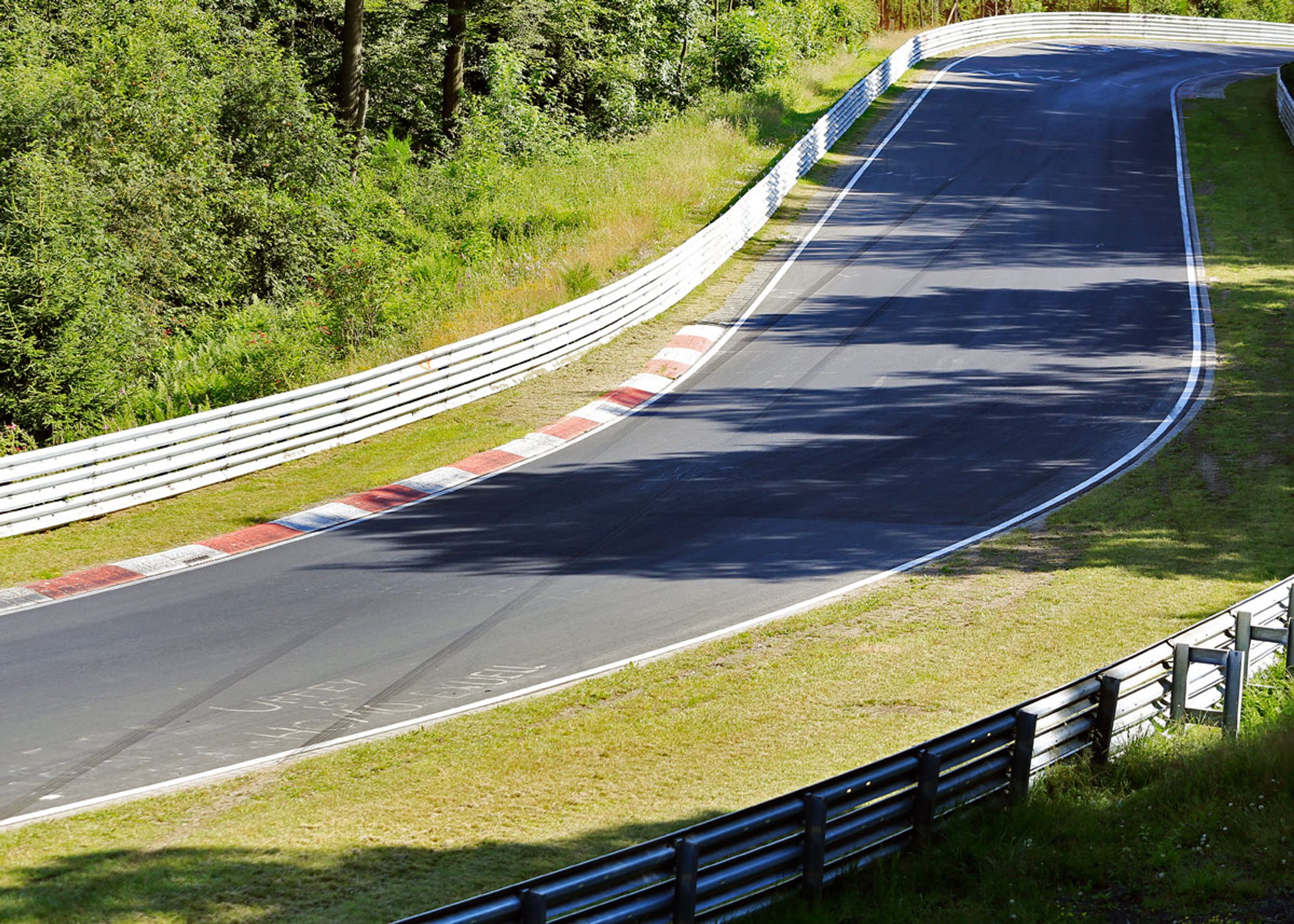 De ca. 200 meter lange gummistriber gennem S-kurven vidner om selve forløbet, men siger ikke noget om årsagen.