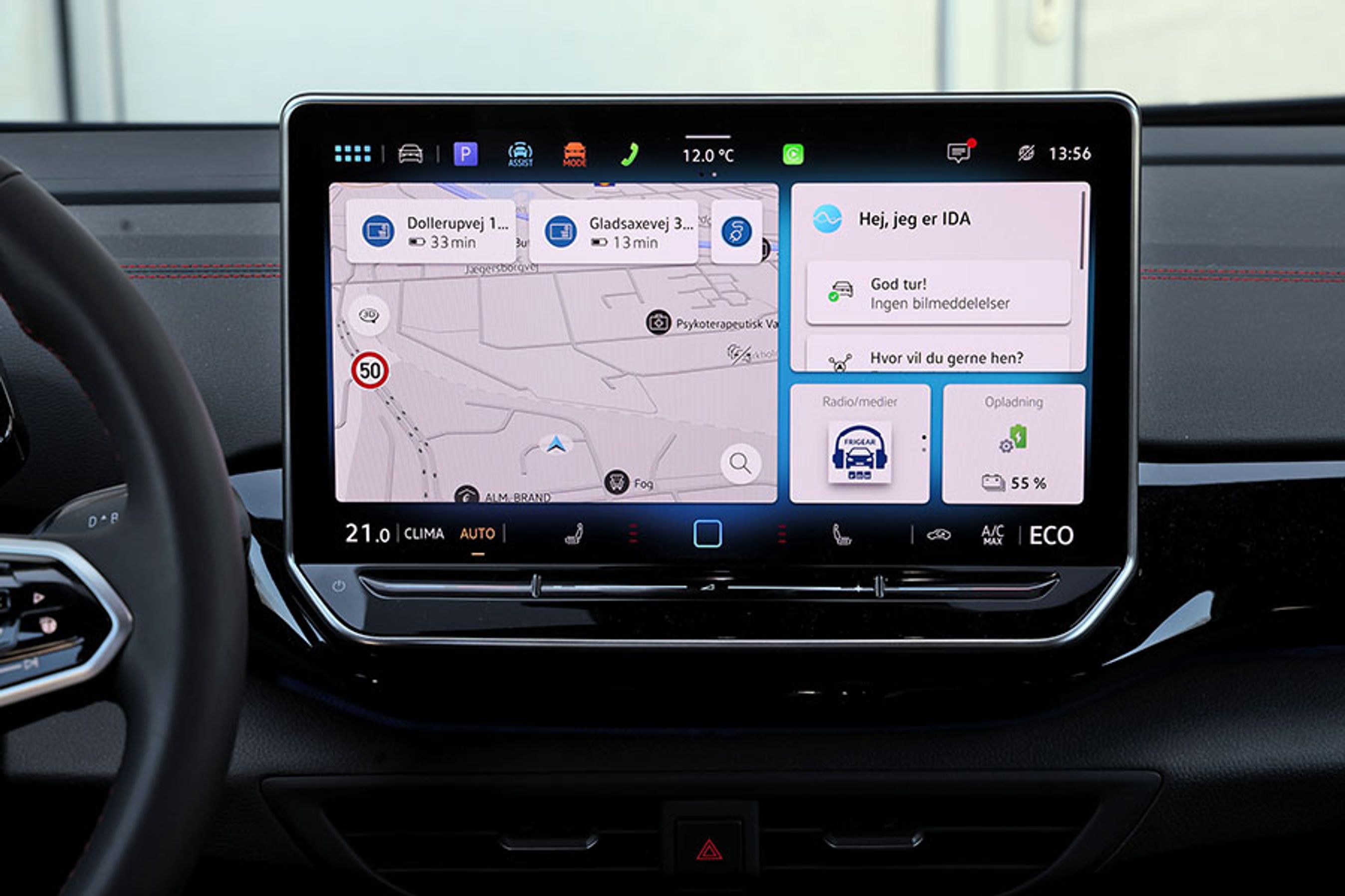 Skærmen i midten er på 12,9” og indeholder det nyeste styresystem fra VW, hvor man har let adgang til klimaanlæggets funktioner forneden og en række selvvalgte funktioner i toppen af skærmen. Det gør det let at betjene bilen.