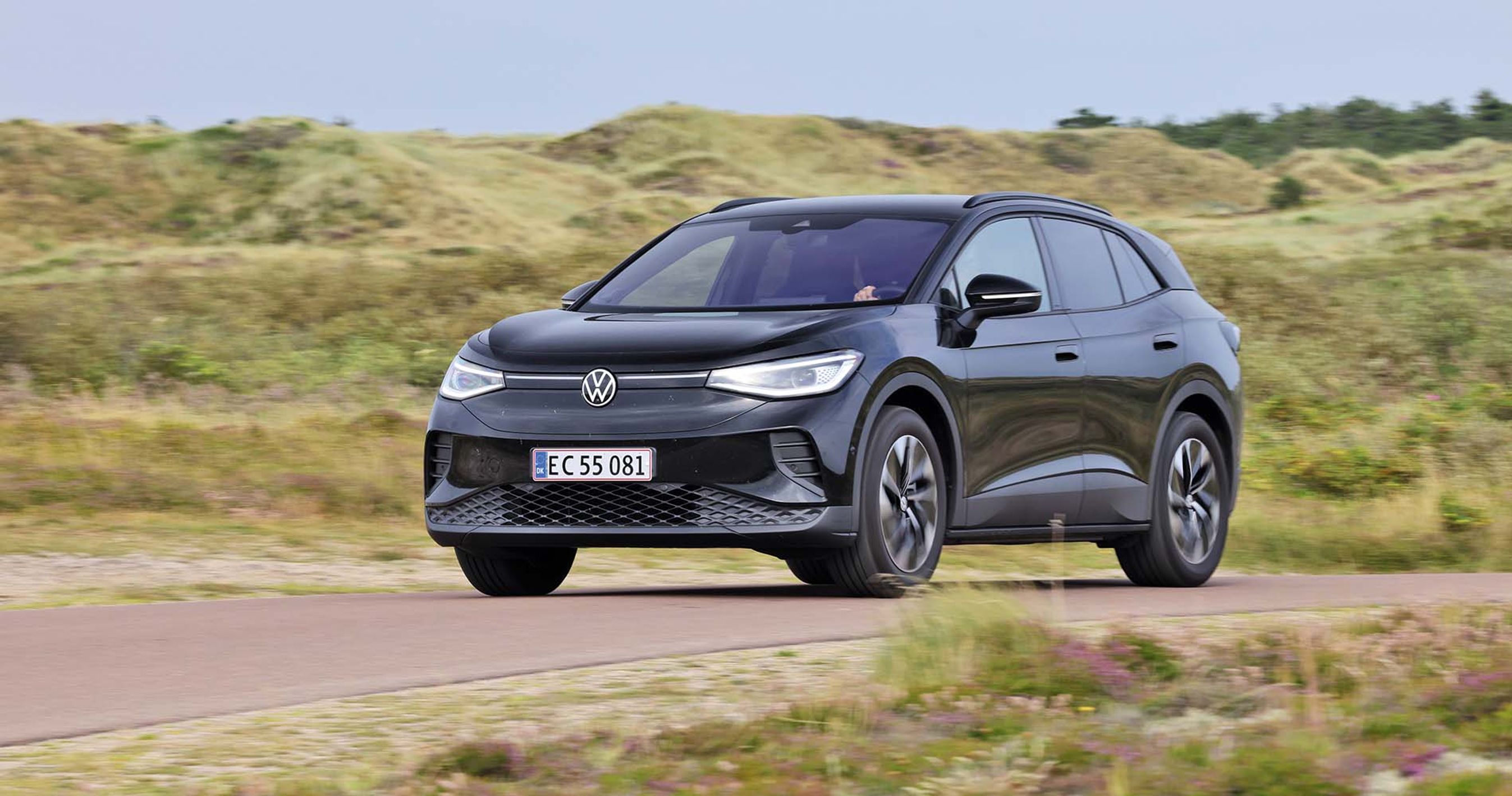 VW ID.4 kører i et klitlandskab
