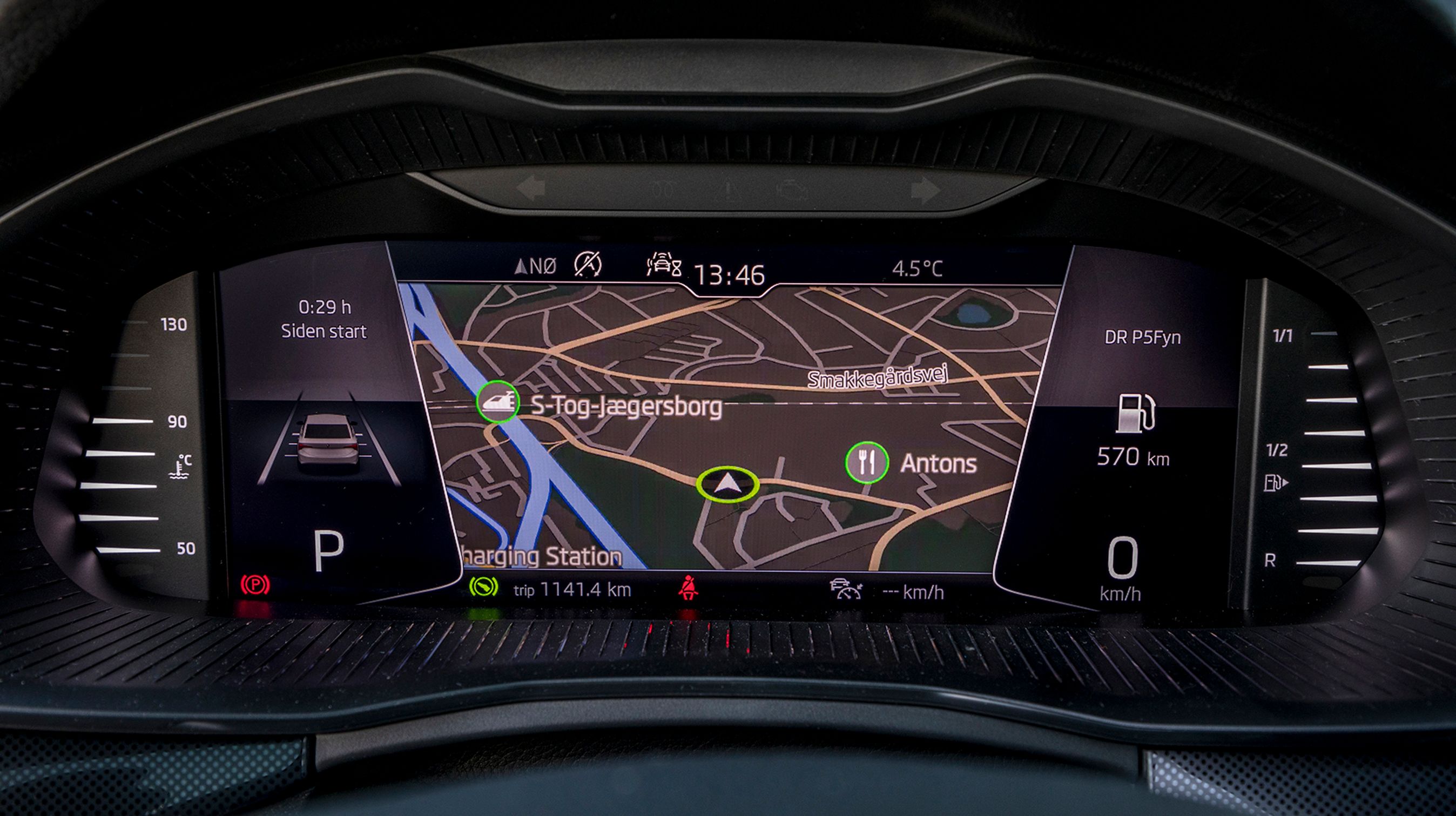 Det digitale instrumenthus er ikke standard, men koster 6.400 kr. ekstra. Det følger også med i den store udstyrspakke til 29.500 kr. Man kan vælge mellem flere indstillinger, og med navigationsanlæg kan man få kortet vist i instrumenthuset.