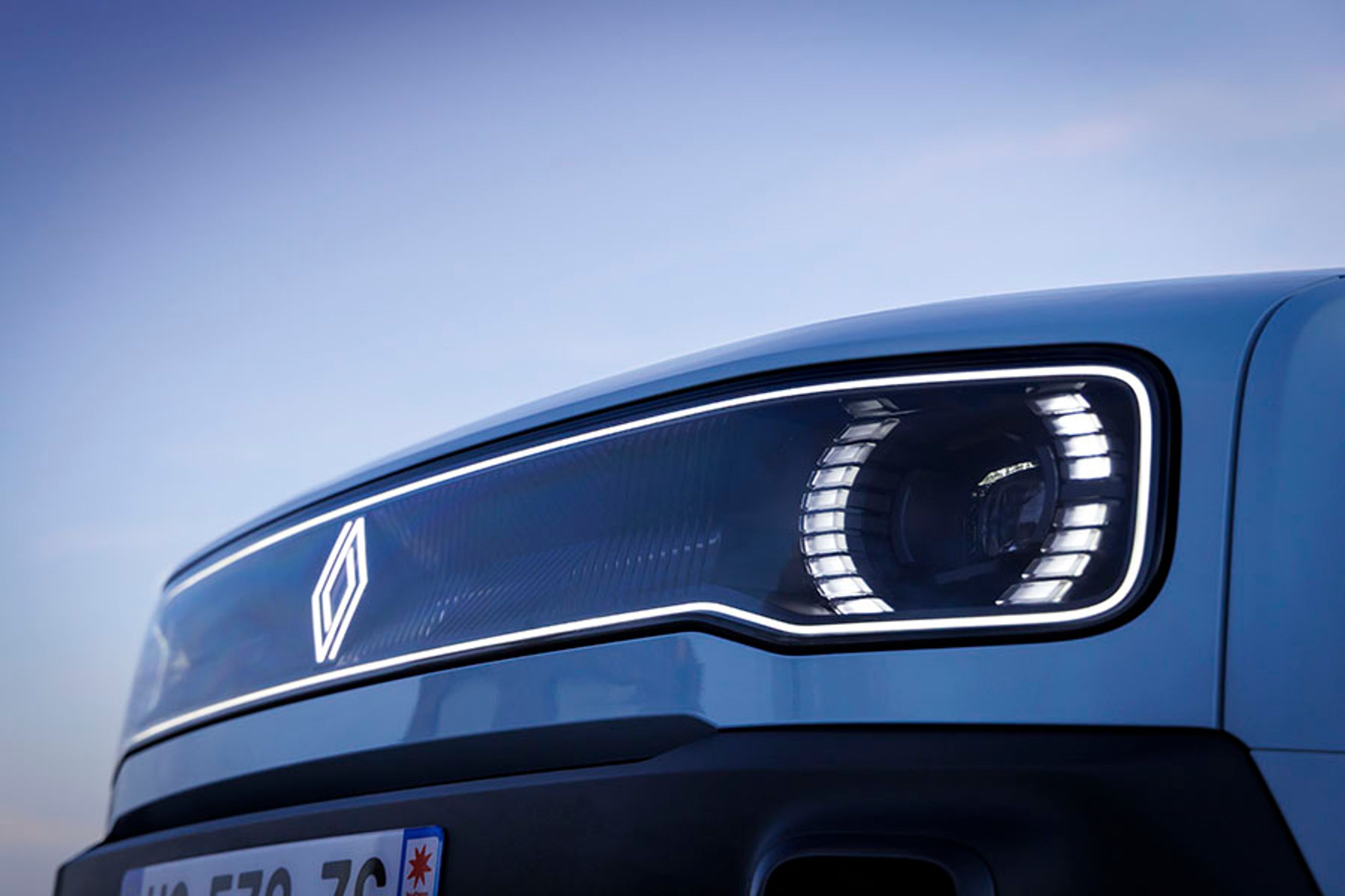 Forlygterne er af LED-typen med uden matrix-funktion. De runde lygter er indrammet i en ramme med lys, og der er lys i logoet i midten. Designet sender tydelige hilsner til de første udgaver af Renault 4.