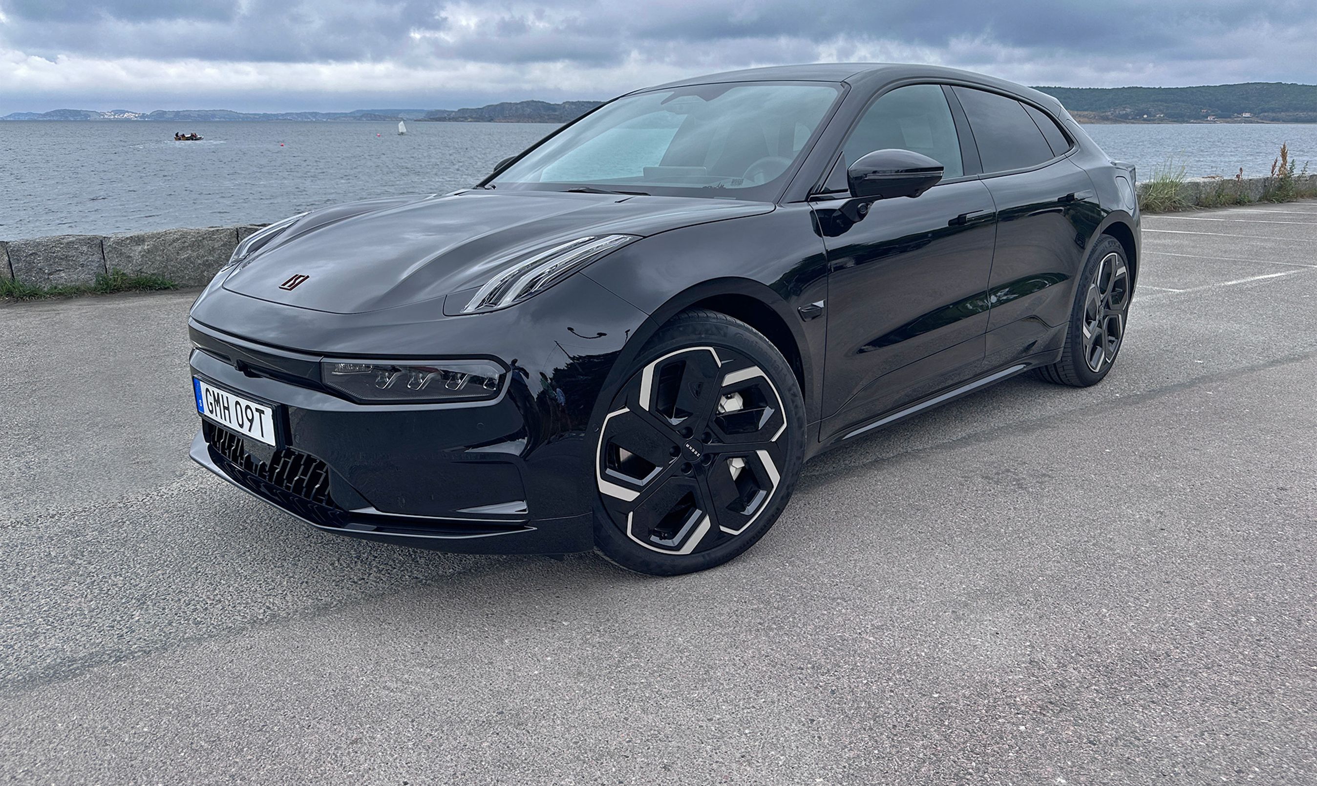 Zeekr 001 elbil holder på en mole med hav i baggrunden