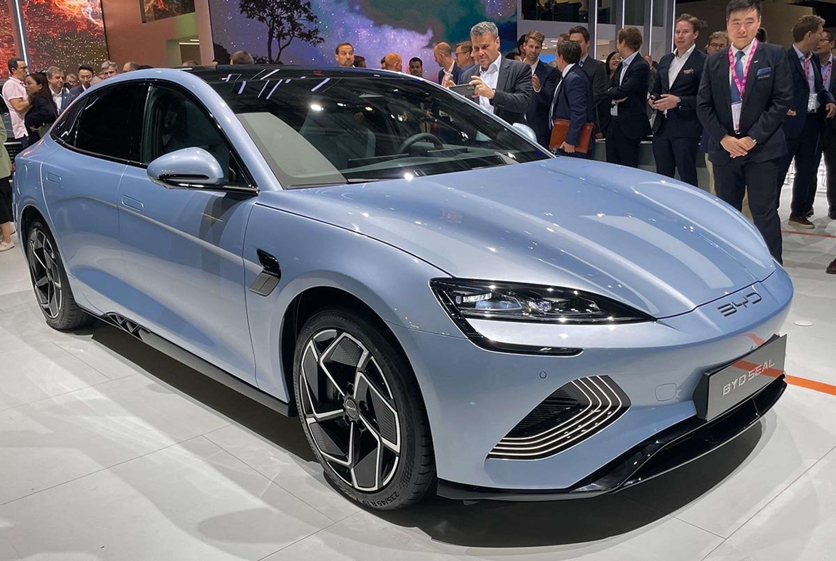 BYD Seal er en sportssedan i klasse med Tesla Model 3 og BMW i4. Topmodellen har over 500 hk, grundmodellen blot 204.