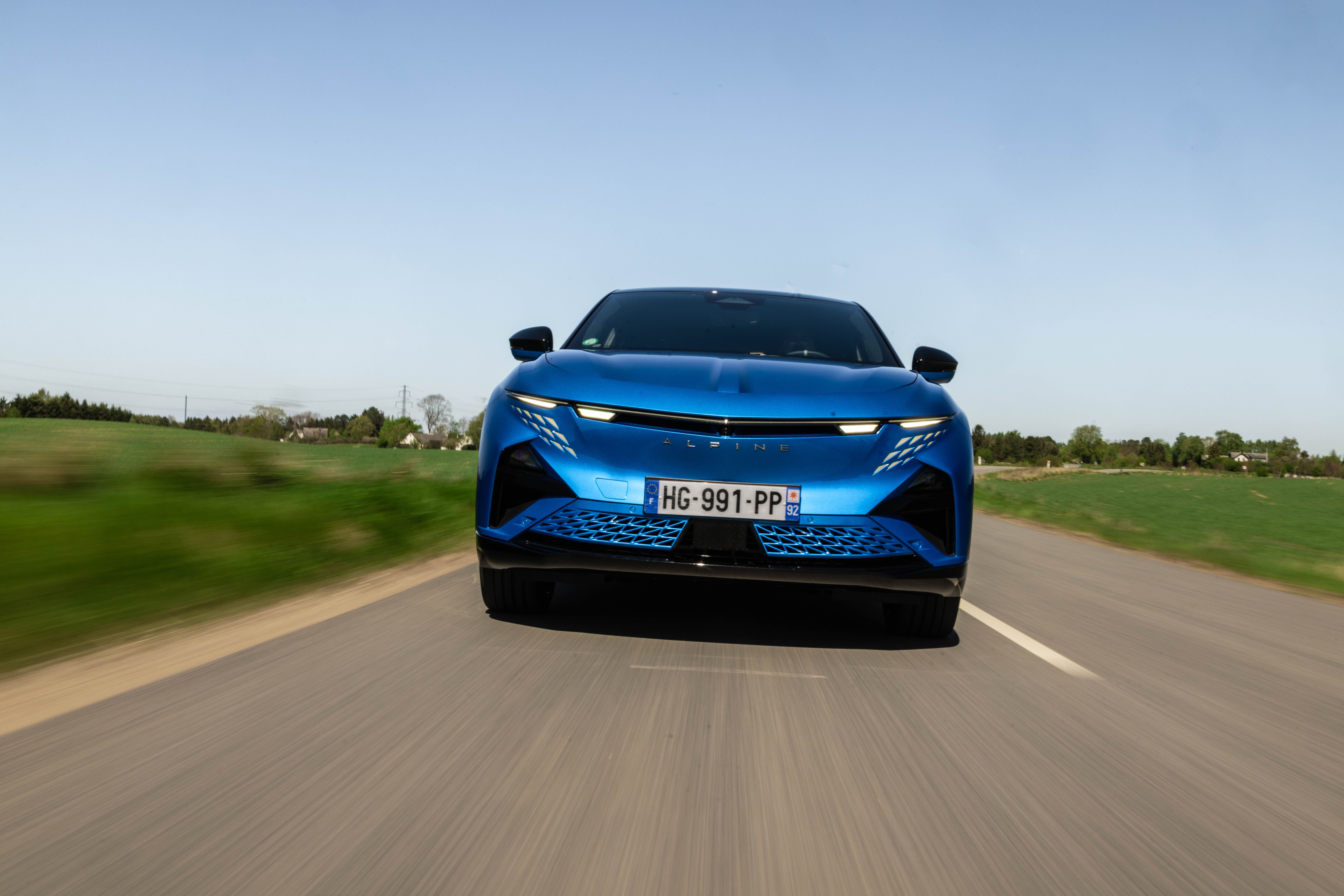 Alpine A390 set lige forfra, mens den kører på vej