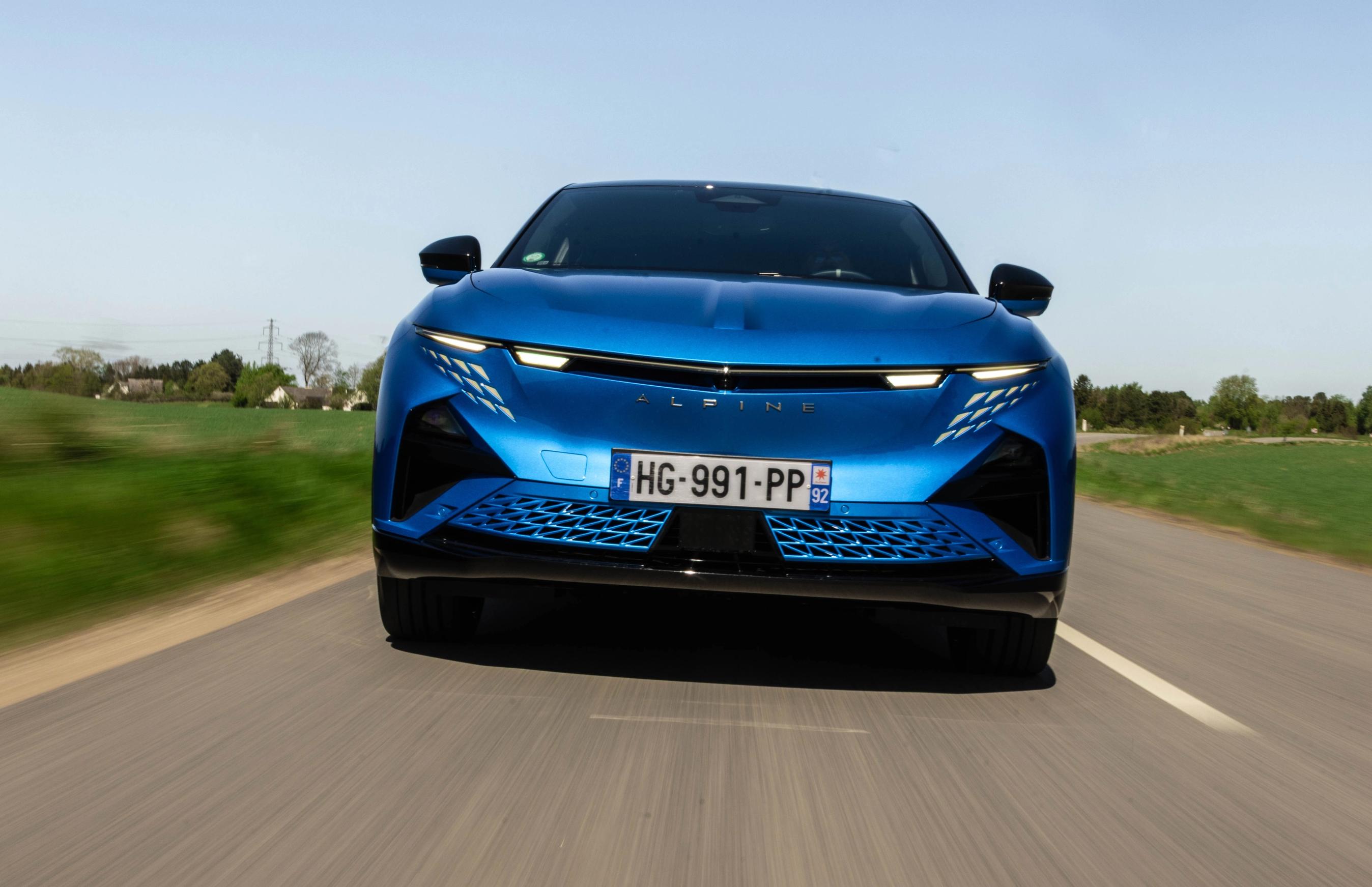 Alpine A390 set lige forfra, mens den kører på vej