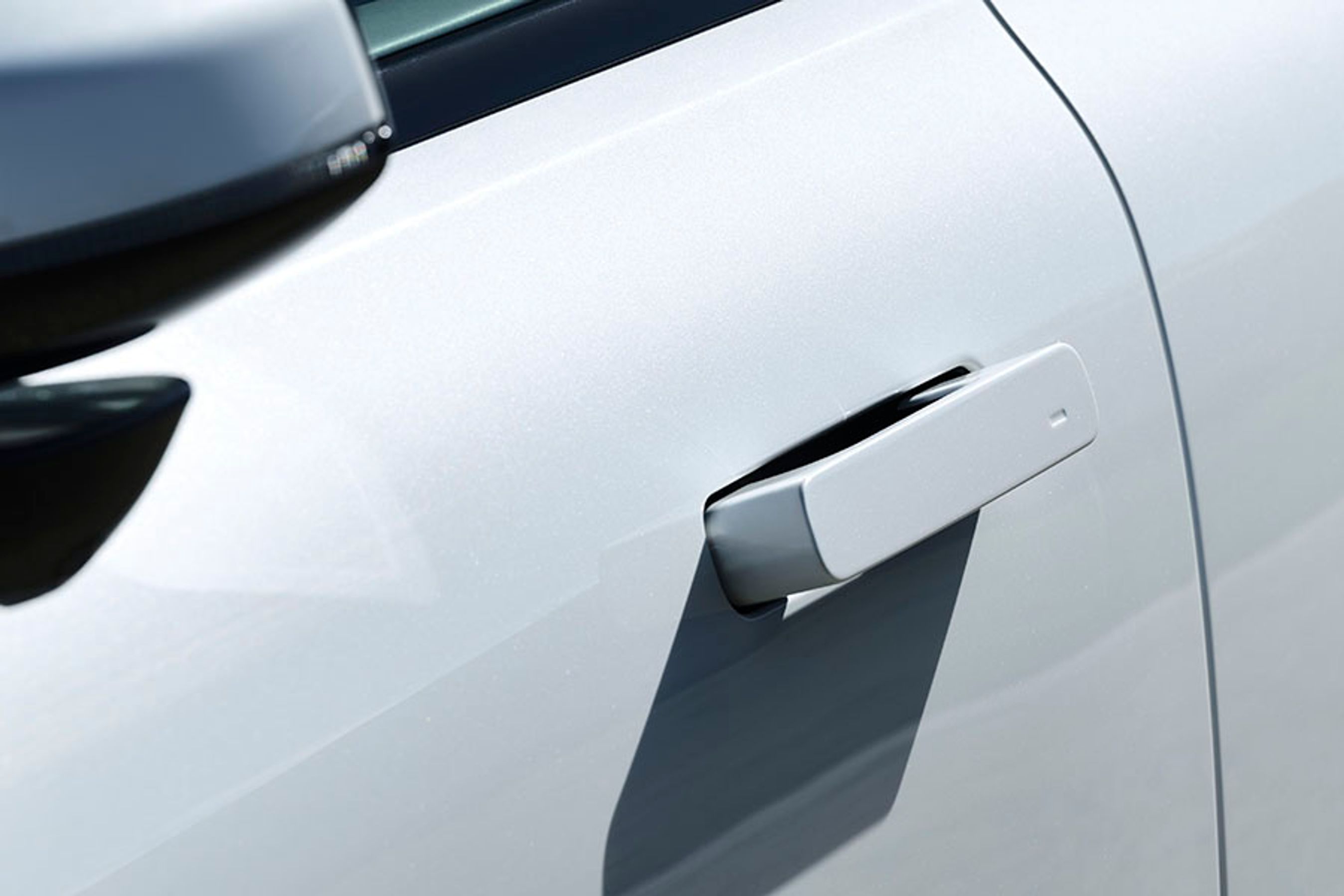 Normalt er sådanne automatiske dørhåndtag ikke rigtig gode i hverdagen, men Polestar har knækket koden og lader dørhåndtagene stå ude, så længe bilen er oplåst. Går man hen til en låst bil med nøglen i lommen, popper de ud.