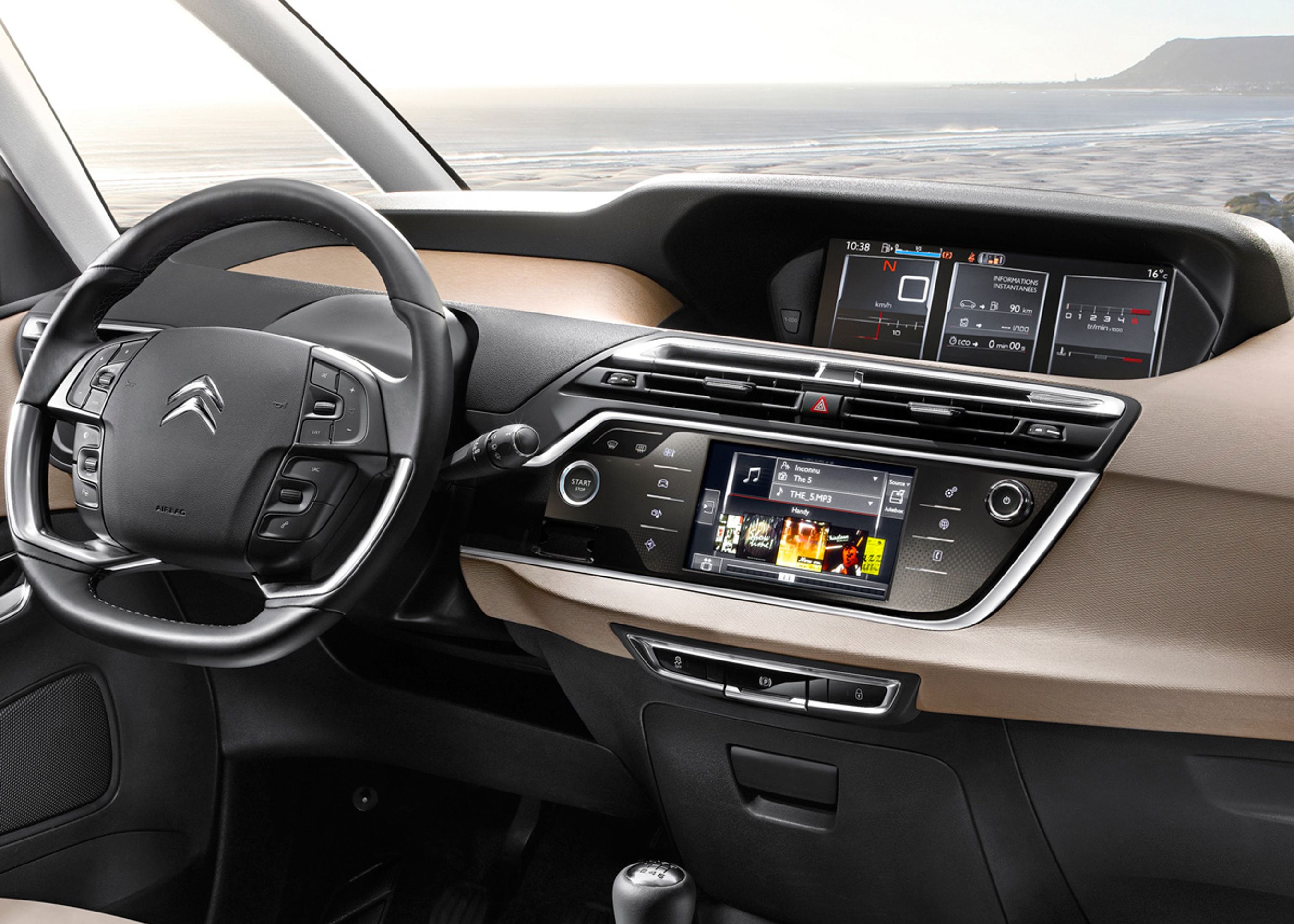 Førerpladsen er præget af en stor panorama-skærm øverst på instrumentbordet. Den mindre skærm længere nede er pegefølsom, og herfra styres alle væsentlige funktioner.