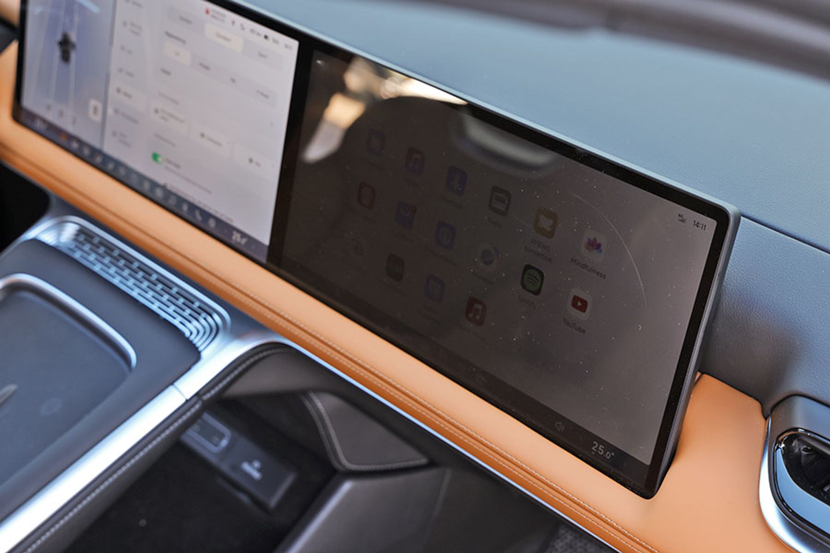 For at sikre at føreren ikke bliver for distraheret af passagerens skærm, synes den helt sort, når man ser ind fra siden. Det er teknik, man også kender fra mobiler og computerskærme.