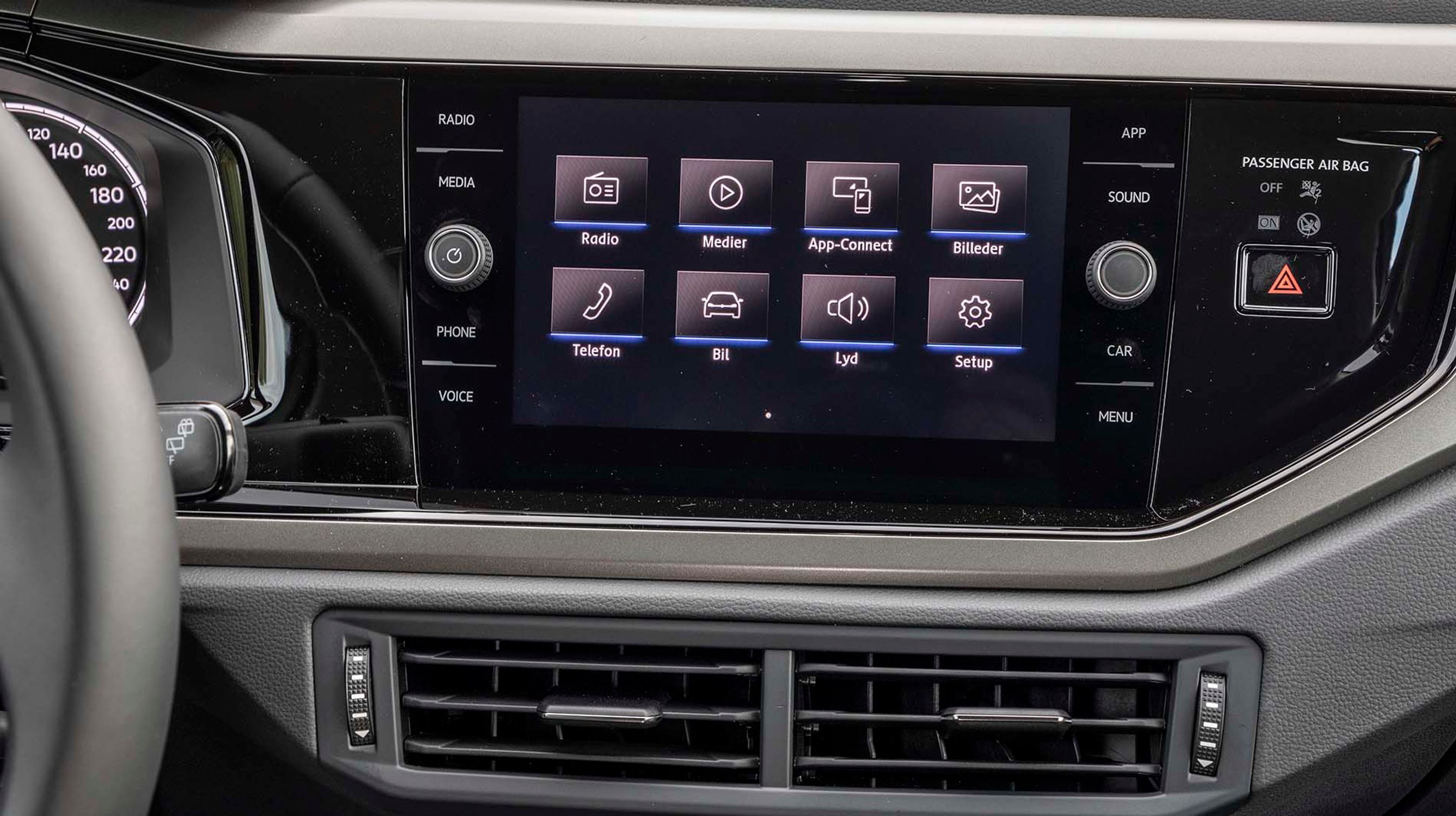 8”-skærmen er flot integreret i instrumentpanelet, har fine drejeknapper og er let at betjene. I denne kampagnemodel er der indbygget trådløs Apple CarPlay, og det er en smart detalje. DAB+, navigation og bakkamera er bekosteligt ekstraudstyr. 