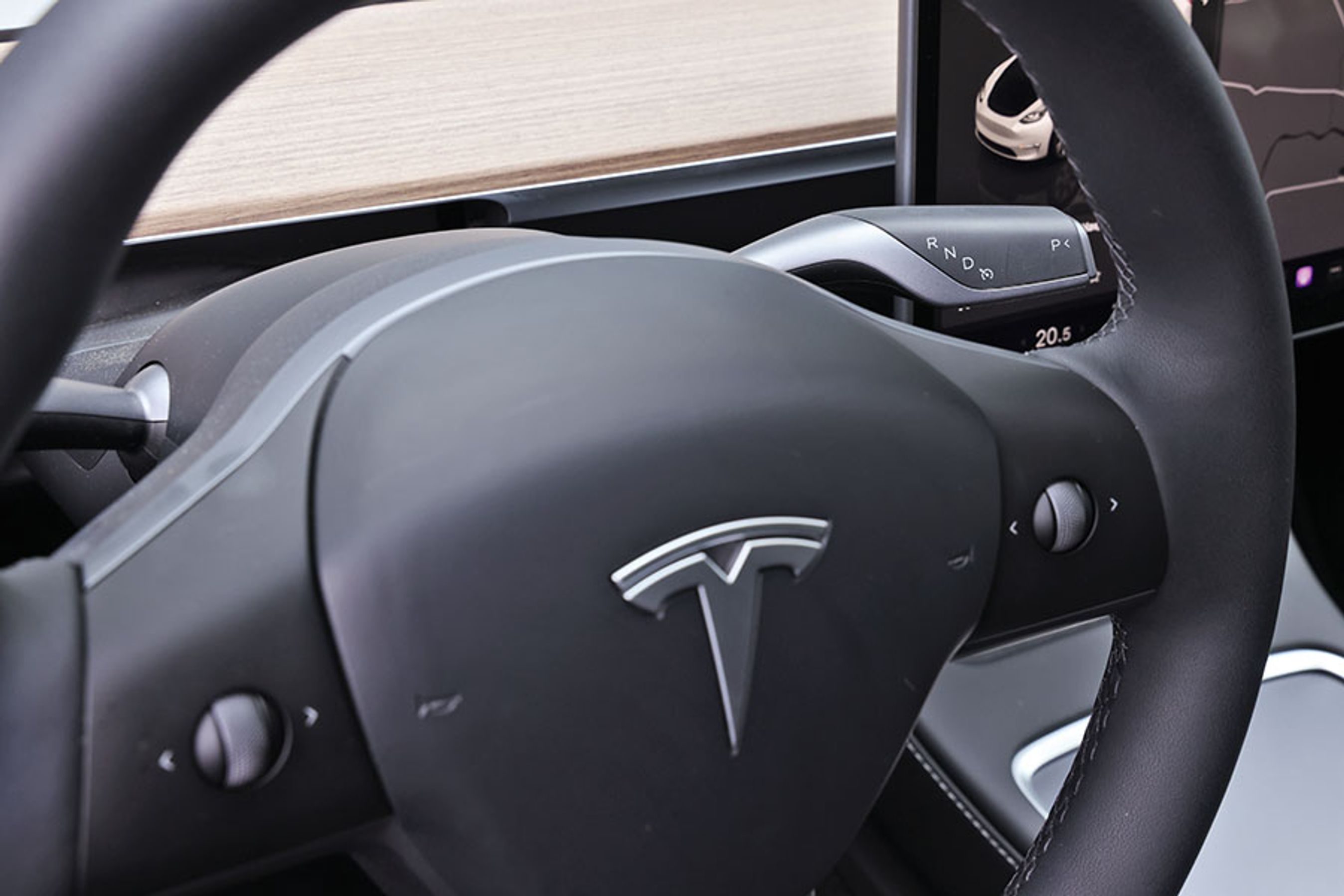 Foran rattet i højre side sidder gearvælgeren. Det er også den, der aktiverer autopiloten, som er Teslas navn for en kombineret adaptiv fartpilot og vognbaneassistent.