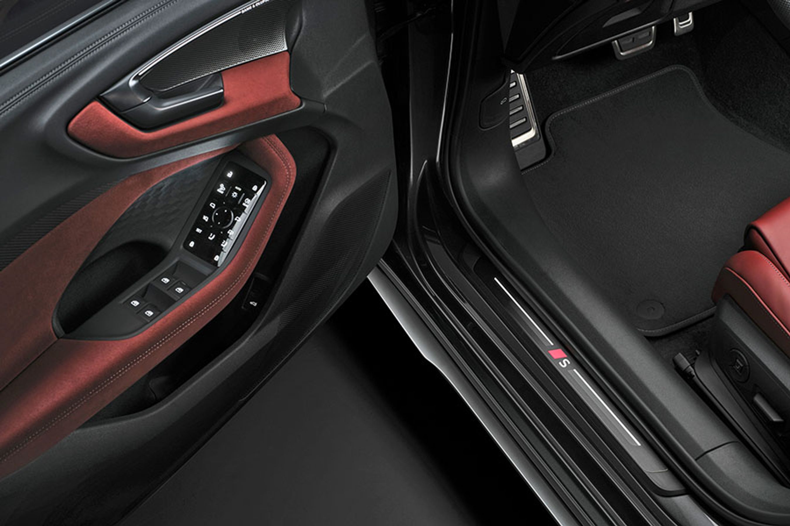 Fra et panel i førerdøren styres elruder, elspejle, dørlåse og sædernes memory-funktion. Lidt besynderligt er det også her, at man styrer lysfunktionerne.