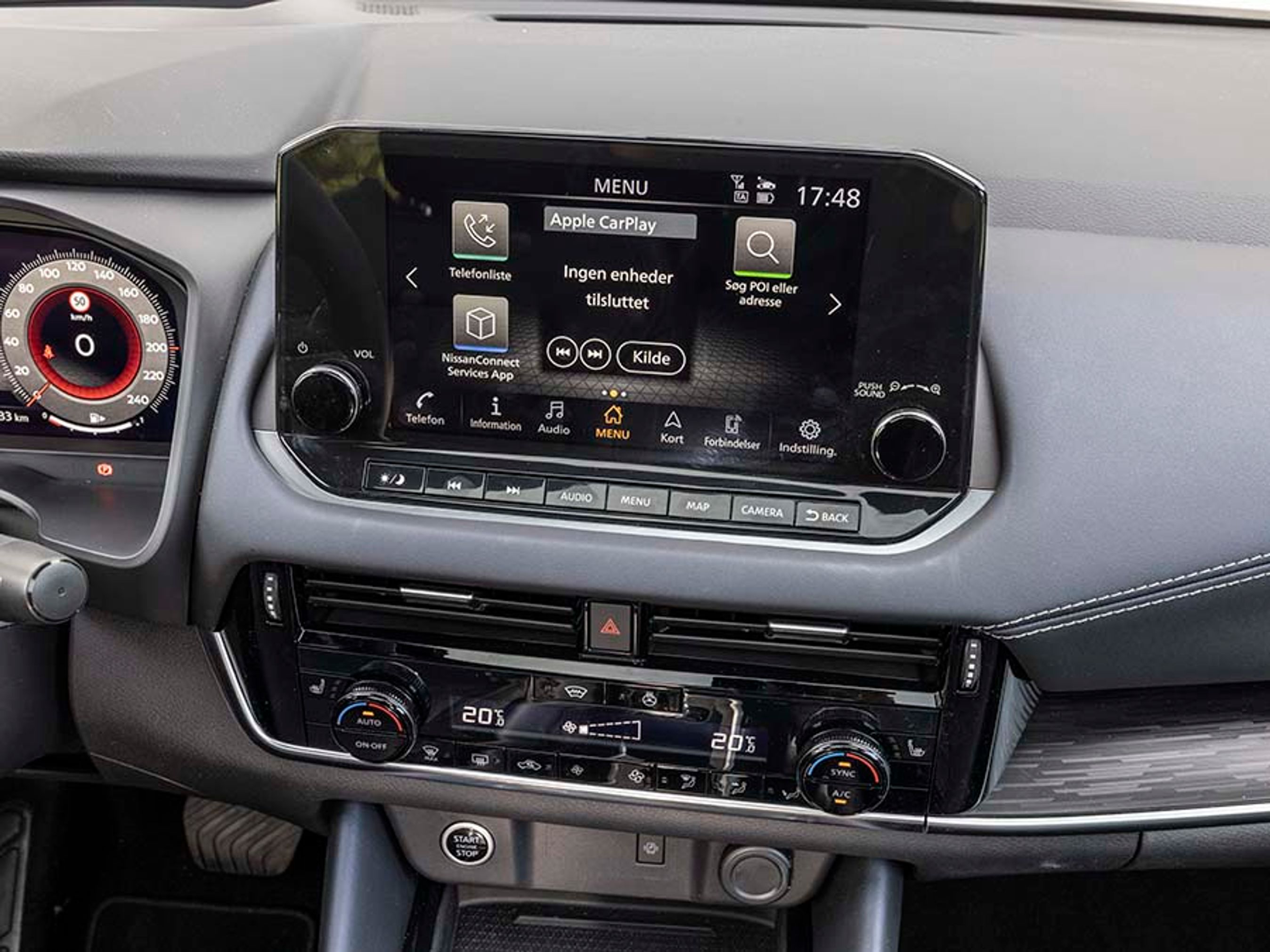 Skærmen er på ni tommer, og navigationsanlæg og trådløs Apple CarPlay og Android Auto er standard. Alle menuer på dansk.