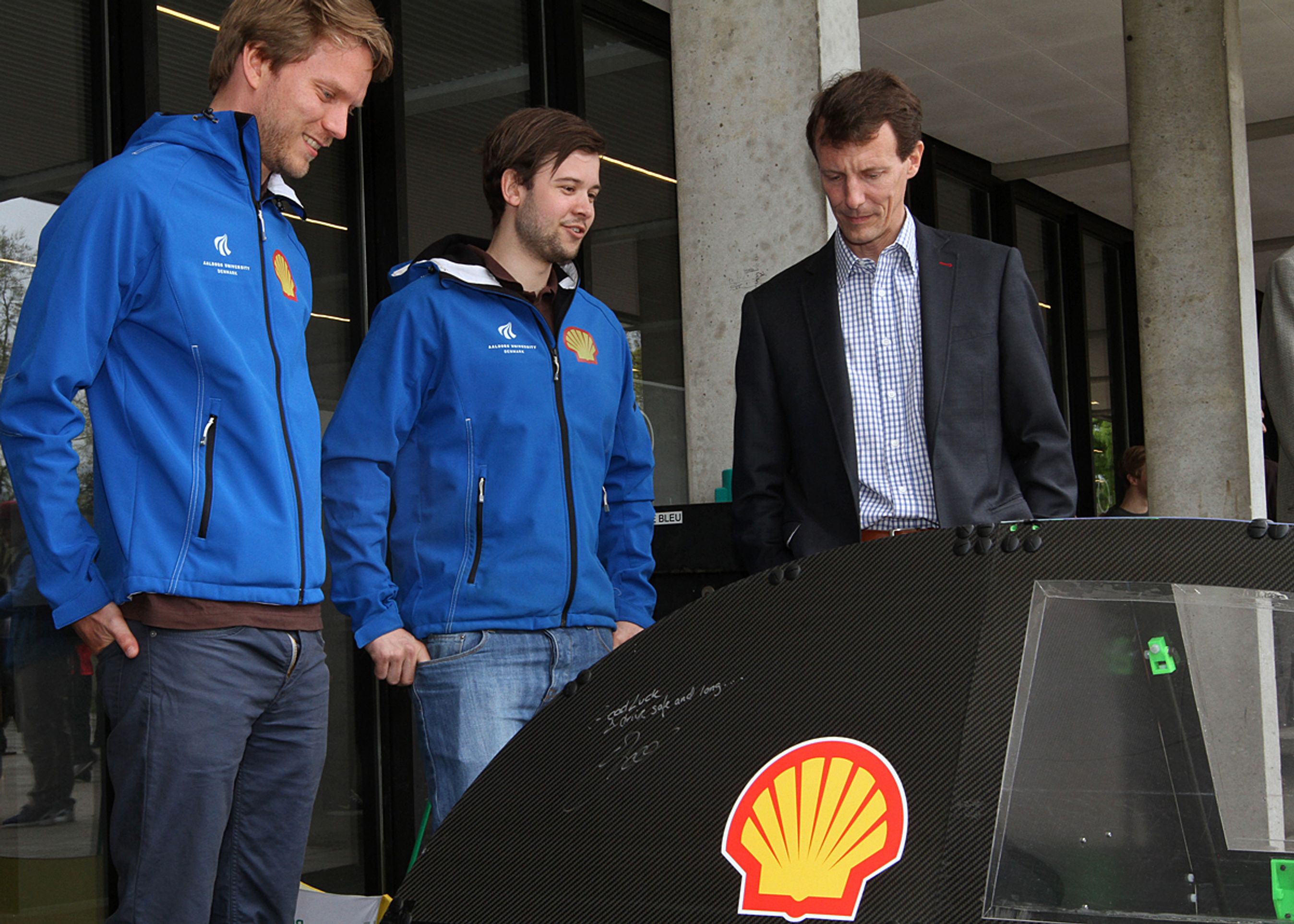 Prins Joachim brugte omkring et kvarter hos hvert hold med snak om bilernes teknik - her hos Aalborgs Team Energy.