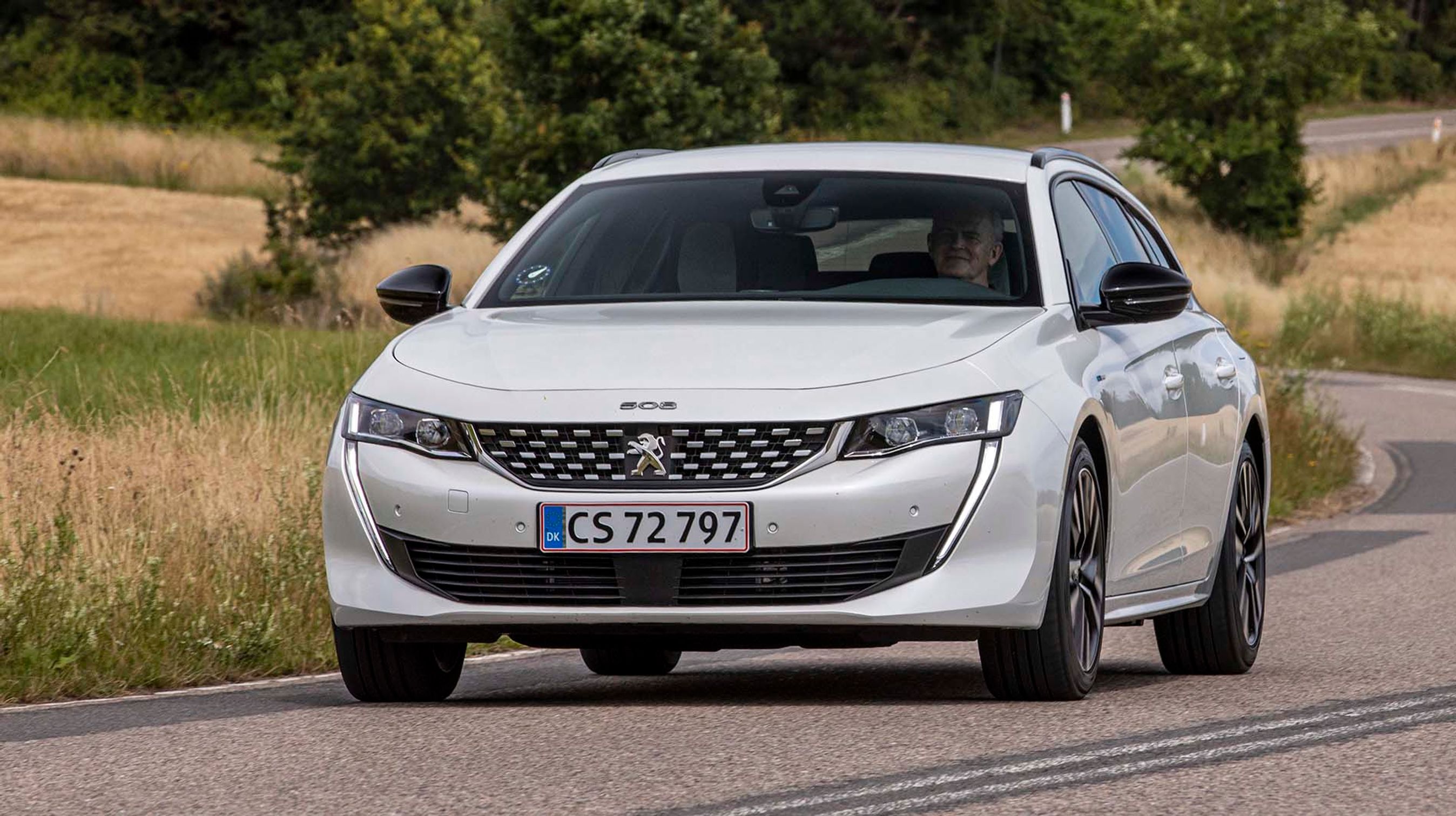 Peugeot 508 SW PHEV er en elegant stationcar. I den testede GT-Line-version er 18-tommer fælge og sortblanke detaljer standard.